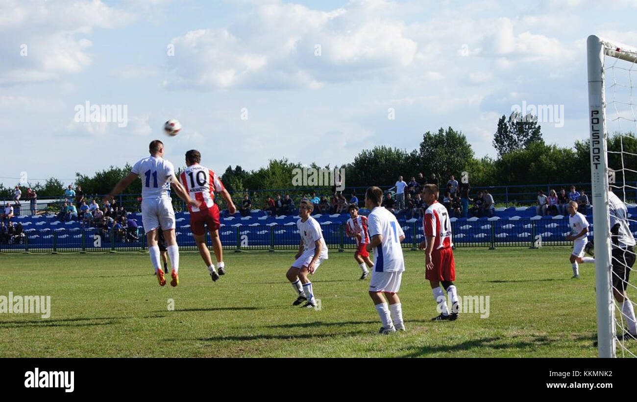 Blick auf das Stadion SokoÅ‚Ã³w MaÅ‚opolski, ein Sportstadion in Polen, das für lokale Fußballspiele und Gemeindeveranstaltungen genutzt wird. Stockfoto