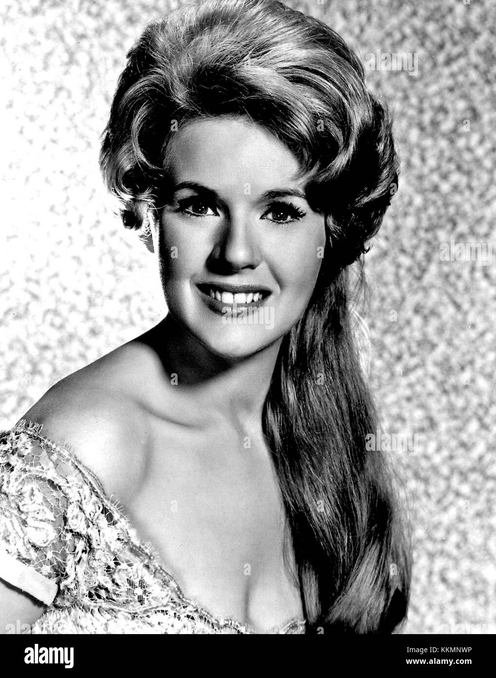 Ein Standbild von Connie Stevens, einer Schauspielerin, die für ihre Arbeit in Film und Fernsehen in den 1950er und 1960er Jahren bekannt war Sie wurde zu einer prominenten Persönlichkeit in der Unterhaltung, insbesondere in klassischen amerikanischen Fernsehsendungen. Stockfoto