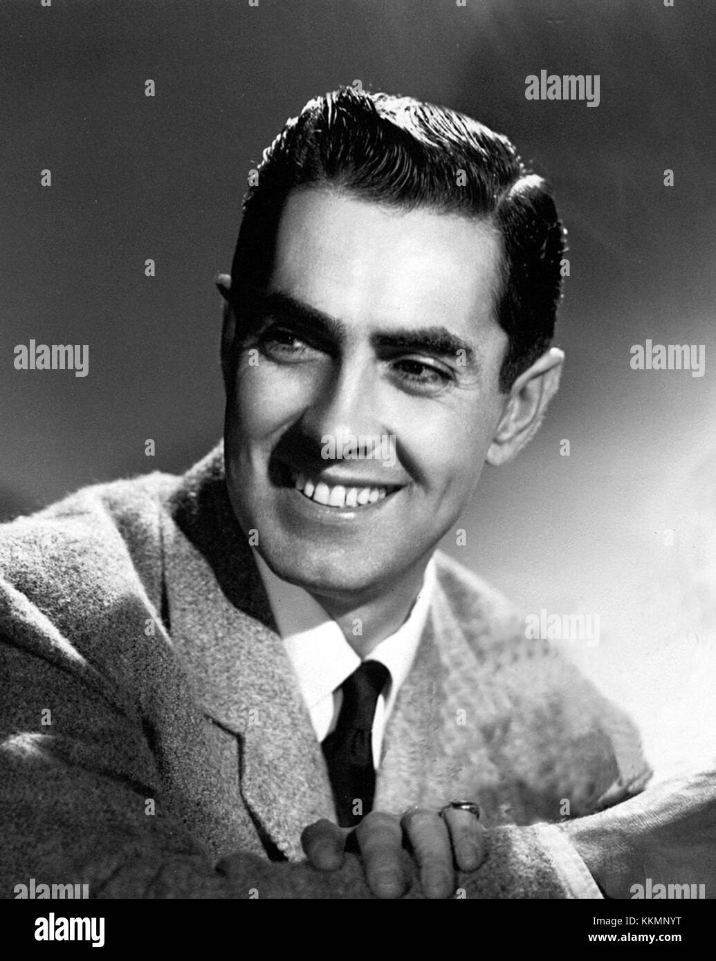 Ein Foto von Tyrone Power, einem beliebten Hollywood-Schauspieler der Mitte des 20. Jahrhunderts. Power war bekannt für seine Rollen in Abenteuerfilmen und Swashbucklers, die mit seinem Charisma und Talent die Herzen der Kinobesucher einfangen. Stockfoto