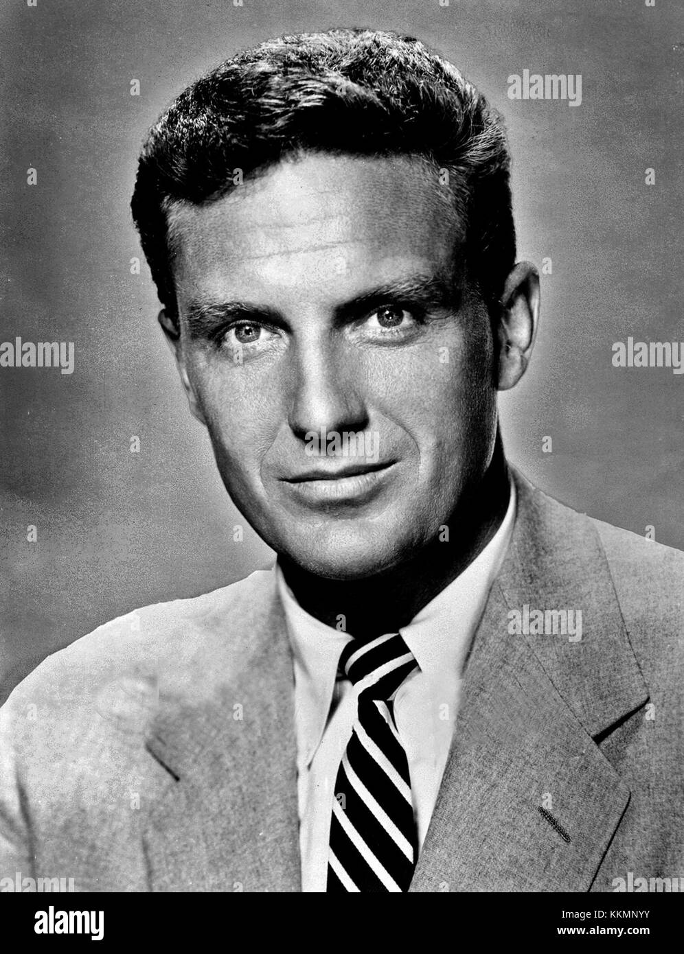 Ein Standbild von Robert Stack, einem US-amerikanischen Schauspieler, der für seine Rollen in Fernsehen und Film bekannt ist, insbesondere in „Unsolved Mysteries“. Das Bild fängt ihn in einem Moment ein, der seine Arbeit in der Unterhaltung widerspiegelt. Stockfoto