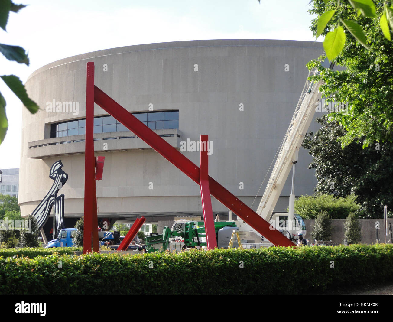 Die Deinstallation einer Skulptur von Di Suvero, die die modernen und großformatigen Kunstwerke der artistâ präsentiert. Der Prozess der Entfernung der Skulptur hebt die Techniken und Überlegungen hervor, die mit der Kunstkonservierung verbunden sind. Stockfoto
