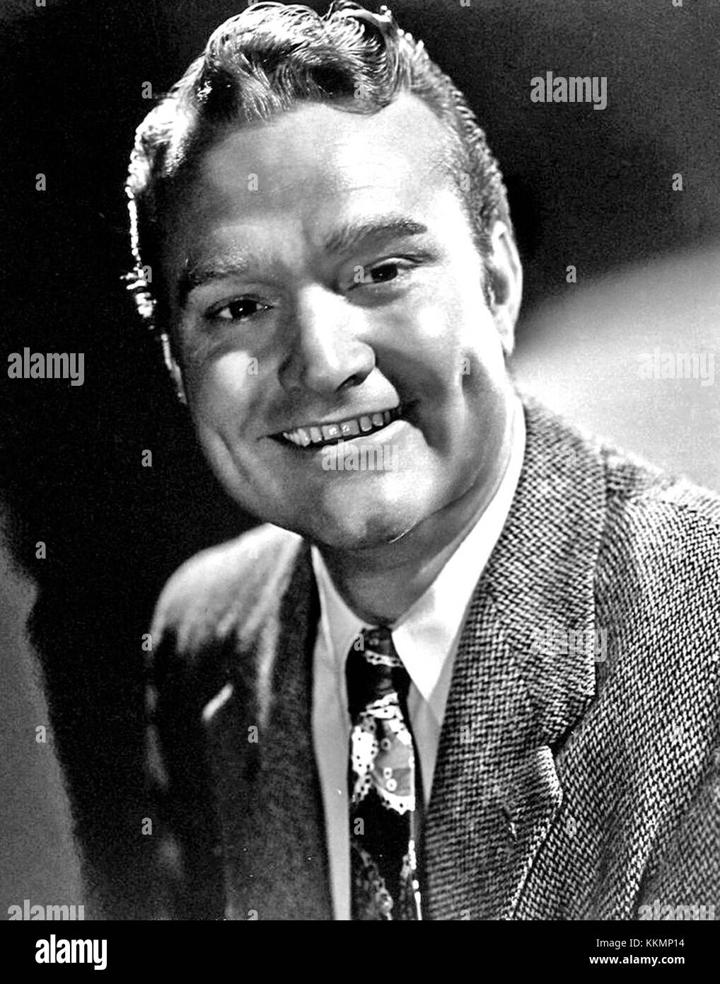 Red Skelton war ein berühmter US-amerikanischer Komiker und Schauspieler, bekannt für seine Auftritte in Fernsehen und Film. Dieses Bild spiegelt seinen Einfluss auf die Unterhaltung und seine ikonische Rolle in der amerikanischen Komödie im 20. Jahrhundert wider. Stockfoto