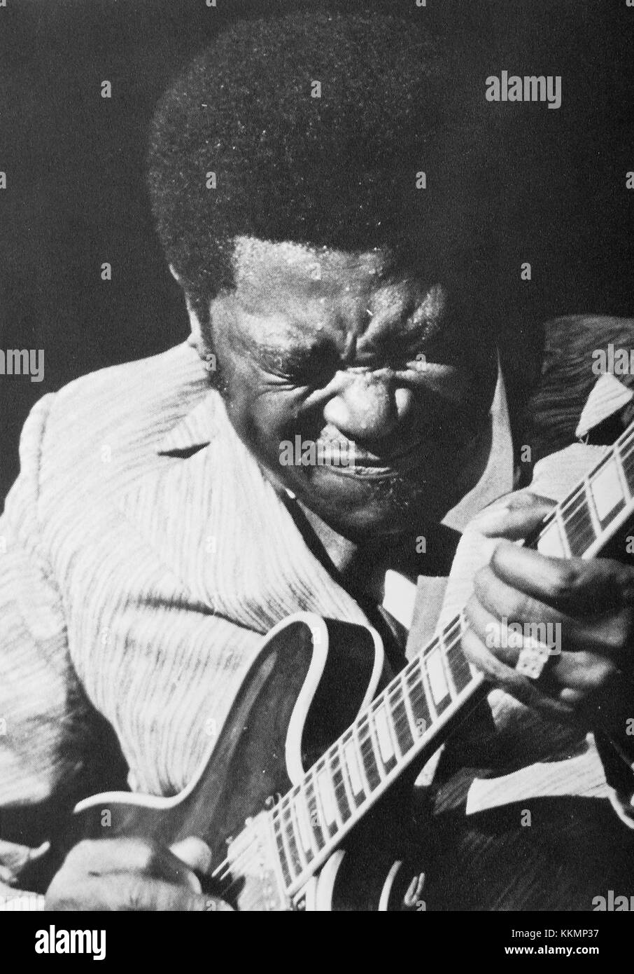 Der legendäre Blues-Gitarrist B. B. King tritt in Ann Arbor, Michigan, während eines bedeutenden Live-Auftritts auf. Bekannt für seinen emotionalen Spielstil, hat Kings Musik unzählige Künstler der Blues- und Rock-Genres beeinflusst. Stockfoto