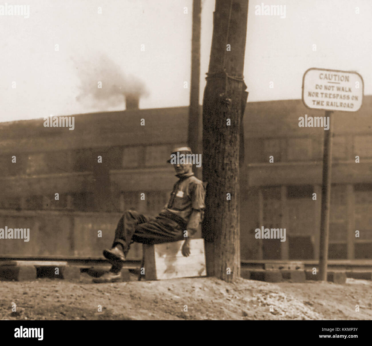 Die Eisenbahnwache aus dem Jahr 1922 ist ein Vintage-Artikel, der Eisenbahnsicherheitsuniformen aus dem frühen 20. Jahrhundert darstellt. Sie ist ein Symbol des industriellen Zeitalters und der Bedeutung der Eisenbahnsicherheit in dieser Zeit. Die Uniform spiegelt die damals üblichen Designstile und Materialien wider und unterstreicht ihre historische und kulturelle Bedeutung. Stockfoto