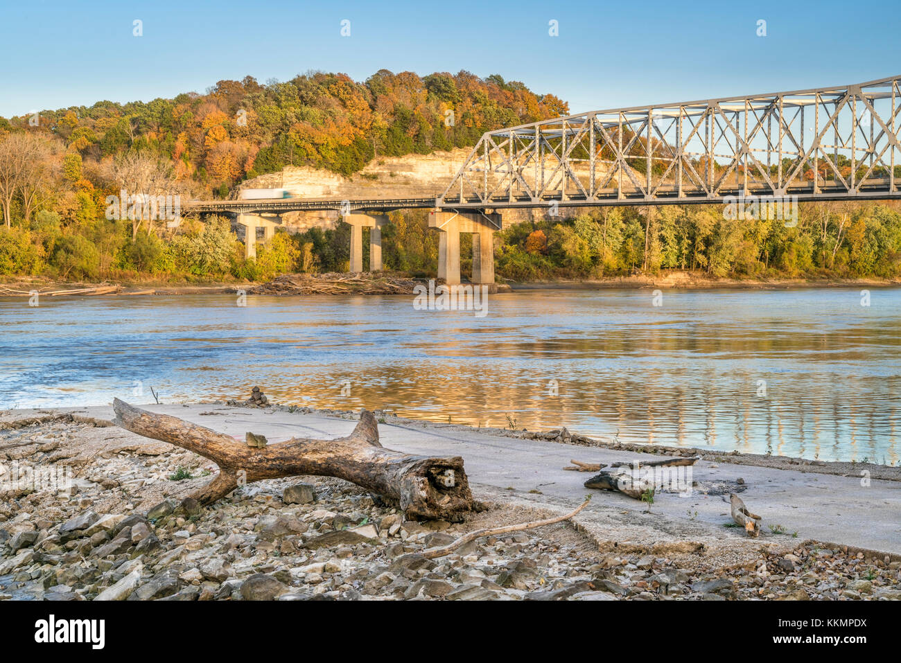 Boot Rampe und Brücke über den Missouri River an der Taylor Landung in der Nähe von rocheport, Mo, Herbstfarben Landschaft Stockfoto