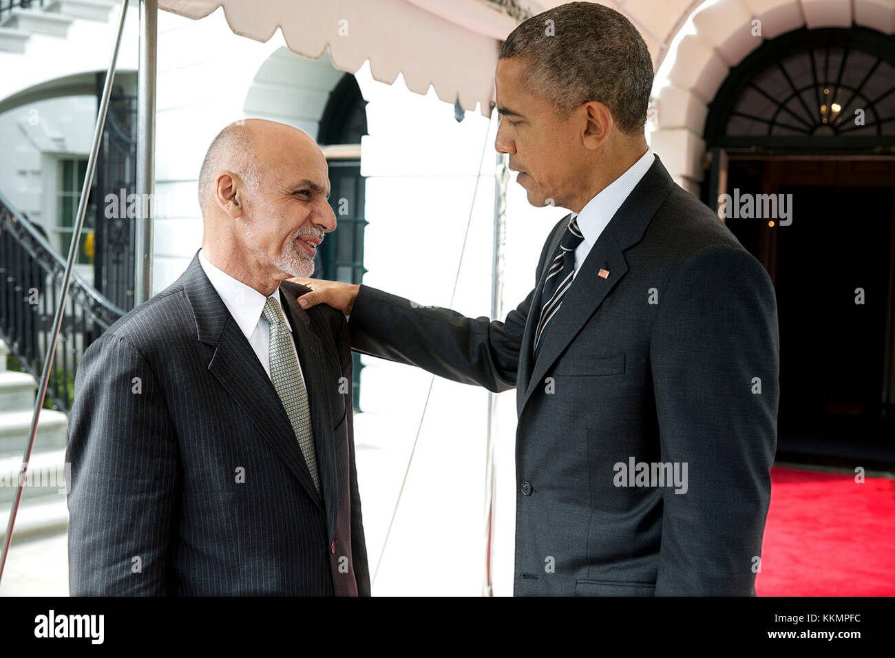 Präsident Barack Obama nimmt Abschied von Präsident Ashraf Ghani Afghanistans an der südlichen Vorhalle des White House, 24. März 2015. (Offizielle weiße Haus Foto von Pete Souza) diese offiziellen Weißen Haus Foto steht zur Verfügung, die nur für die Veröffentlichung von Nachrichten Organisationen und/oder für den persönlichen Gebrauch drucken durch das Subjekt (s) des Fotos gemacht. Das Foto darf nicht in irgendeiner Weise manipuliert werden und dürfen nicht in kommerziellen oder politischen Materialien, Anzeigen, E-Mails, Produkte verwendet werden, Werbeaktionen, die in irgendeiner Weise suggeriert Zustimmung oder Billigung des Präsidenten, des Ersten Familie, oder die whi Stockfoto