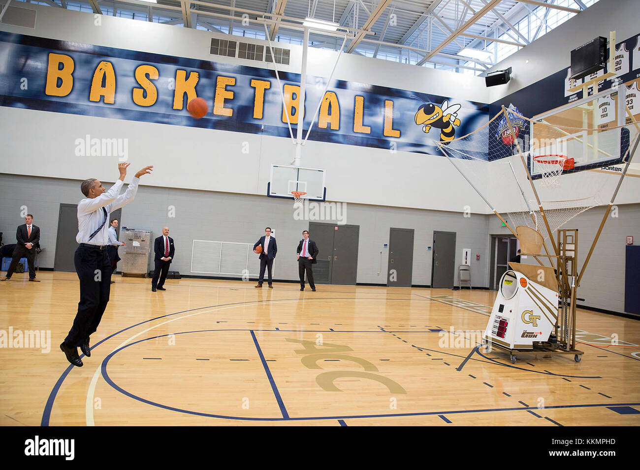 März 10, 2015" Obwohl er nicht mehr wettbewerbsfähig Basketball spielen, Basketball ist noch immer ein großer Teil seines Lebens. Er gerade eine Rede zum Thema Bildung und Hochschule Erschwinglichkeit am Georgia Tech in Atlanta gegeben hatten, und wenn wir durch die Halle auf dem Weg zurück in die Fahrzeugkolonne, nahm er ein paar Minuten, um zu versuchen, einige Dreier ablassen." (amtliche weiße Haus Foto von Pete Souza) diese offiziellen Weißen Haus Foto wird nur für die Veröffentlichung von Nachrichten Organisationen und/oder für den persönlichen Gebrauch drucken durch das Subjekt (s) des Fotos zur Verfügung gestellt. Das Foto kann ich nicht manipuliert werden. Stockfoto