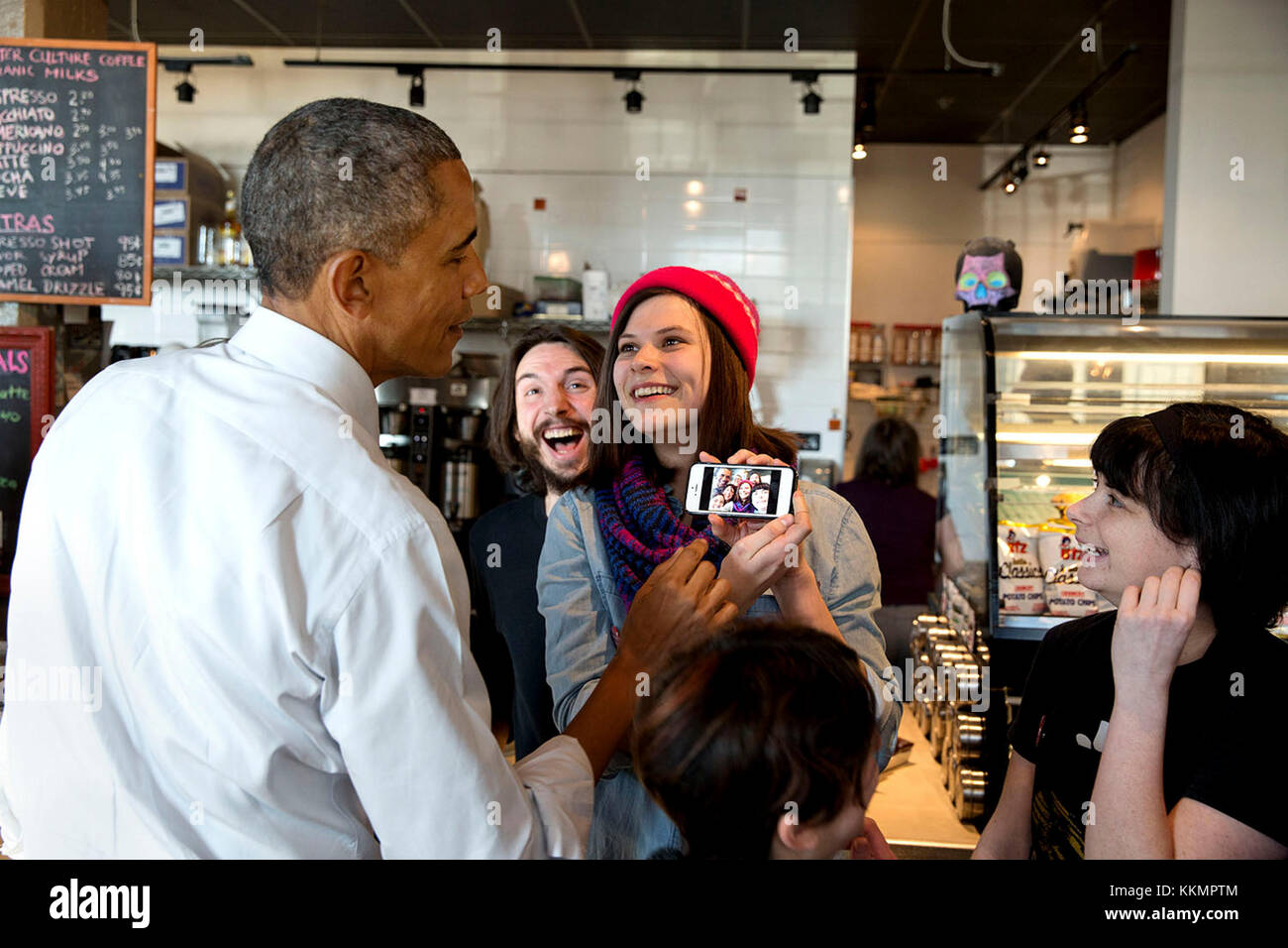 Us-Präsident Barack Obama sieht einen selfie mit Restaurant Mitarbeiter an der charmington Cafe in Baltimore, Md., jan. 15., 2015. (Offizielle weiße Haus Foto von Pete Souza) diese offiziellen Weißen Haus Foto steht zur Verfügung, die nur für die Veröffentlichung von Nachrichten Organisationen und/oder für den persönlichen Gebrauch drucken durch das Subjekt (s) des Fotos gemacht. Das Foto darf nicht in irgendeiner Weise manipuliert werden und dürfen nicht in kommerziellen oder politischen Materialien, Anzeigen, E-Mails, Produkte verwendet werden, Werbeaktionen, die in irgendeiner Weise suggeriert Zustimmung oder Billigung des Präsidenten, des Ersten Familie, oder die weißen h Stockfoto