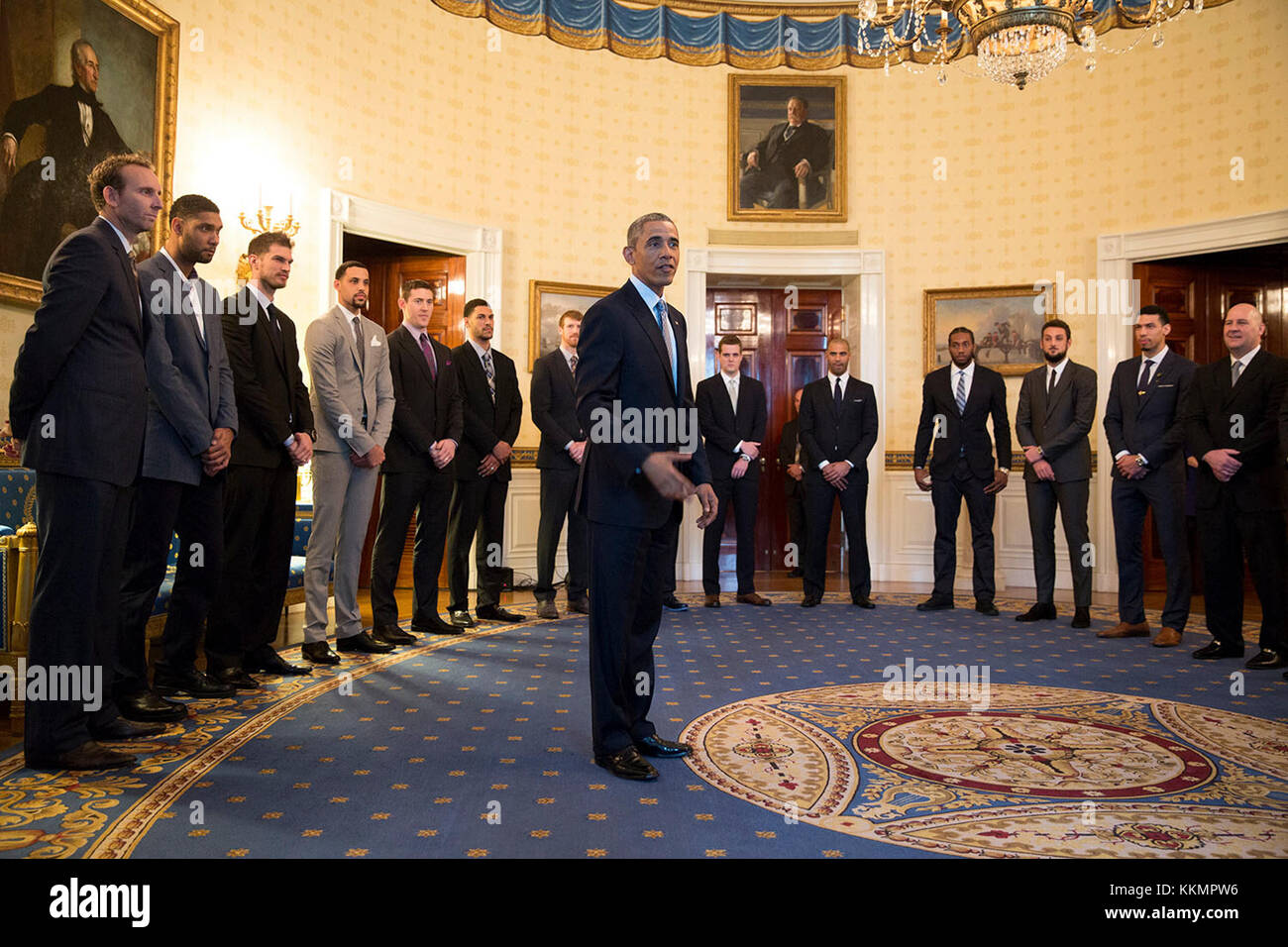 Präsident Barack Obama spricht mit der 2014 NBA-Champion San Antonio im Blauen Zimmer vor einer Veranstaltung zu Ehren des Team im Osten Zimmer, Jan Sporen. 12, 2015. (Offizielle weiße Haus Foto von Pete Souza) diese offiziellen Weißen Haus Foto steht zur Verfügung, die nur für die Veröffentlichung von Nachrichten Organisationen und/oder für den persönlichen Gebrauch drucken durch das Subjekt (s) des Fotos gemacht. Das Foto darf nicht in irgendeiner Weise manipuliert werden und dürfen nicht in kommerziellen oder politischen Materialien, Anzeigen, E-Mails, Produkte verwendet werden, Werbeaktionen, die in irgendeiner Weise suggeriert Zustimmung oder Billigung des Präsidenten, Stockfoto