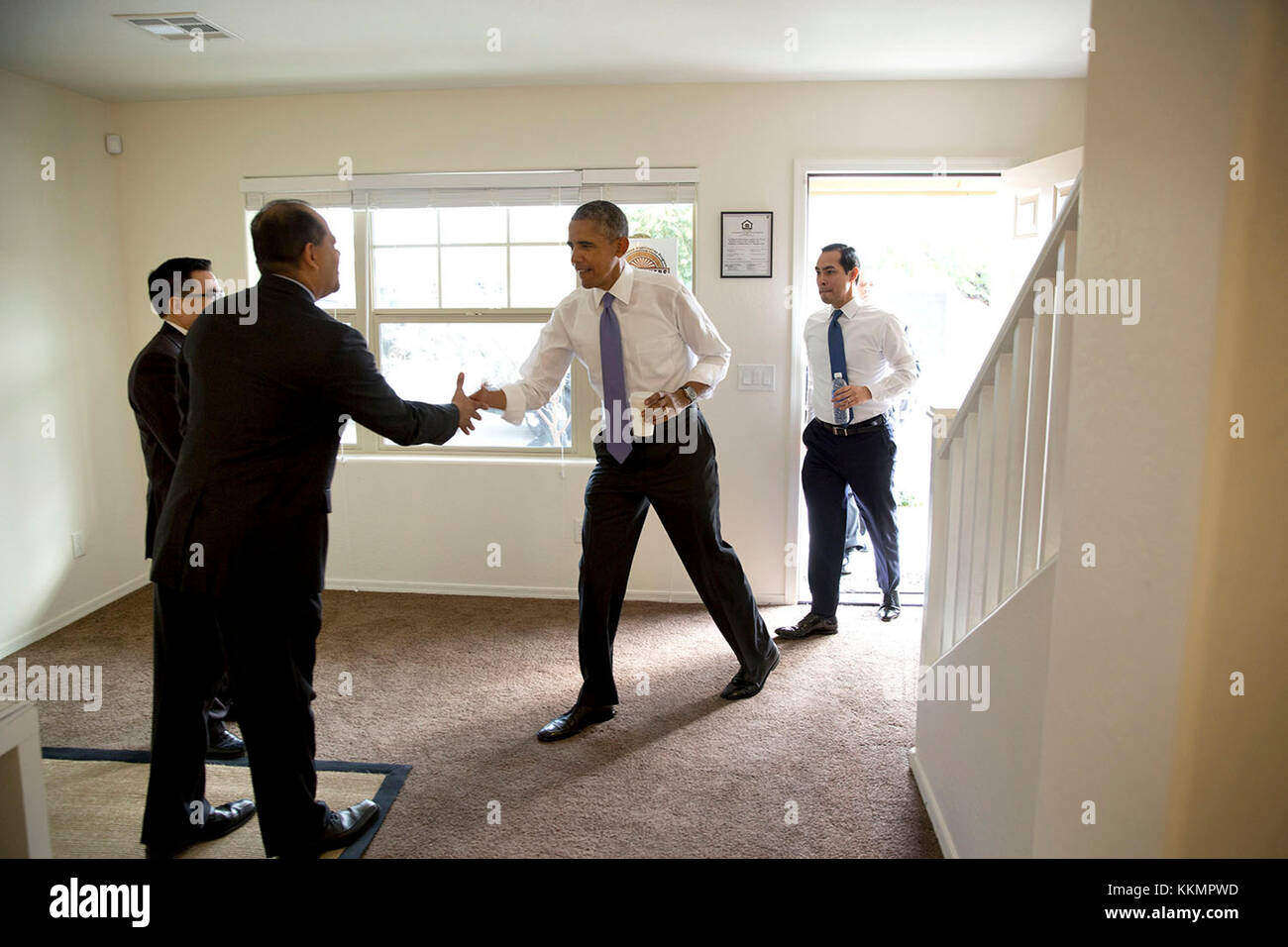 Präsident Barack Obama und Wohnungsbau und Stadtentwicklung Generalsekretär julián Castro besuchen Sie ein Modell mit nach Hause nueva Villen in Beverly, einem einzigen - Familie Gehäuse Entwicklung im Besitz von lokalen gemeinnützigen Organisation chicanos por la causa Inc., Phoenix, Ariz., jan. 8, 2015. cplc ceo edmundo Hidalgo und David adame, cplc, Links, sie grüßen. (Offizielle weiße Haus Foto von Pete Souza) diese offiziellen Weißen Haus Foto steht zur Verfügung, die nur für die Veröffentlichung von Nachrichten Organisationen und/oder für den persönlichen Gebrauch drucken durch das Subjekt (s) des Fotos gemacht. Das Foto darf nicht in irgendeiner Weise manipuliert werden ein Stockfoto