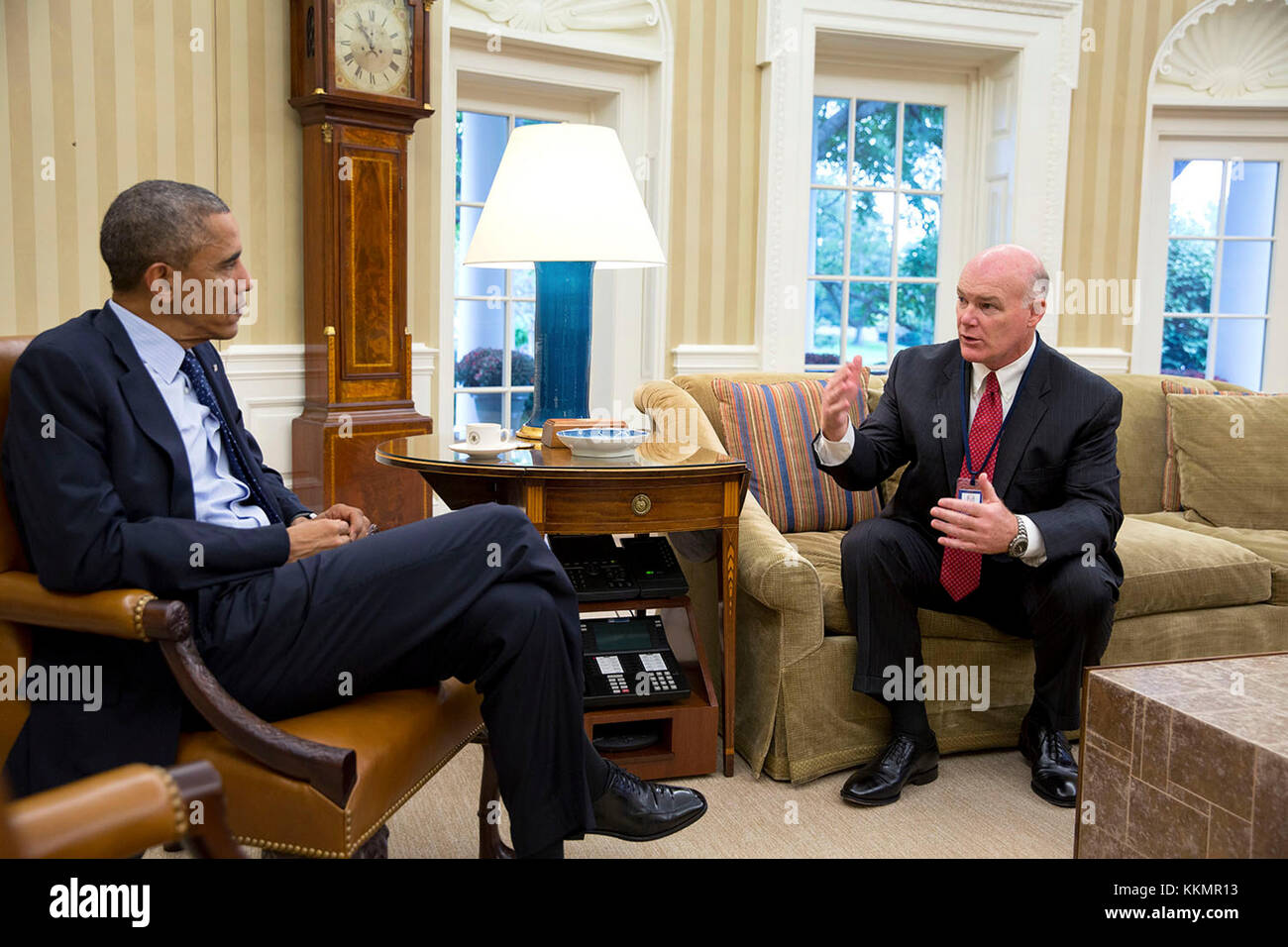 Us-Präsident Barack Obama trifft sich mit Joe Clancy, geschäftsführender Direktor des United States Secret Service, im Oval Office, Oct. 7, 2014. Stockfoto