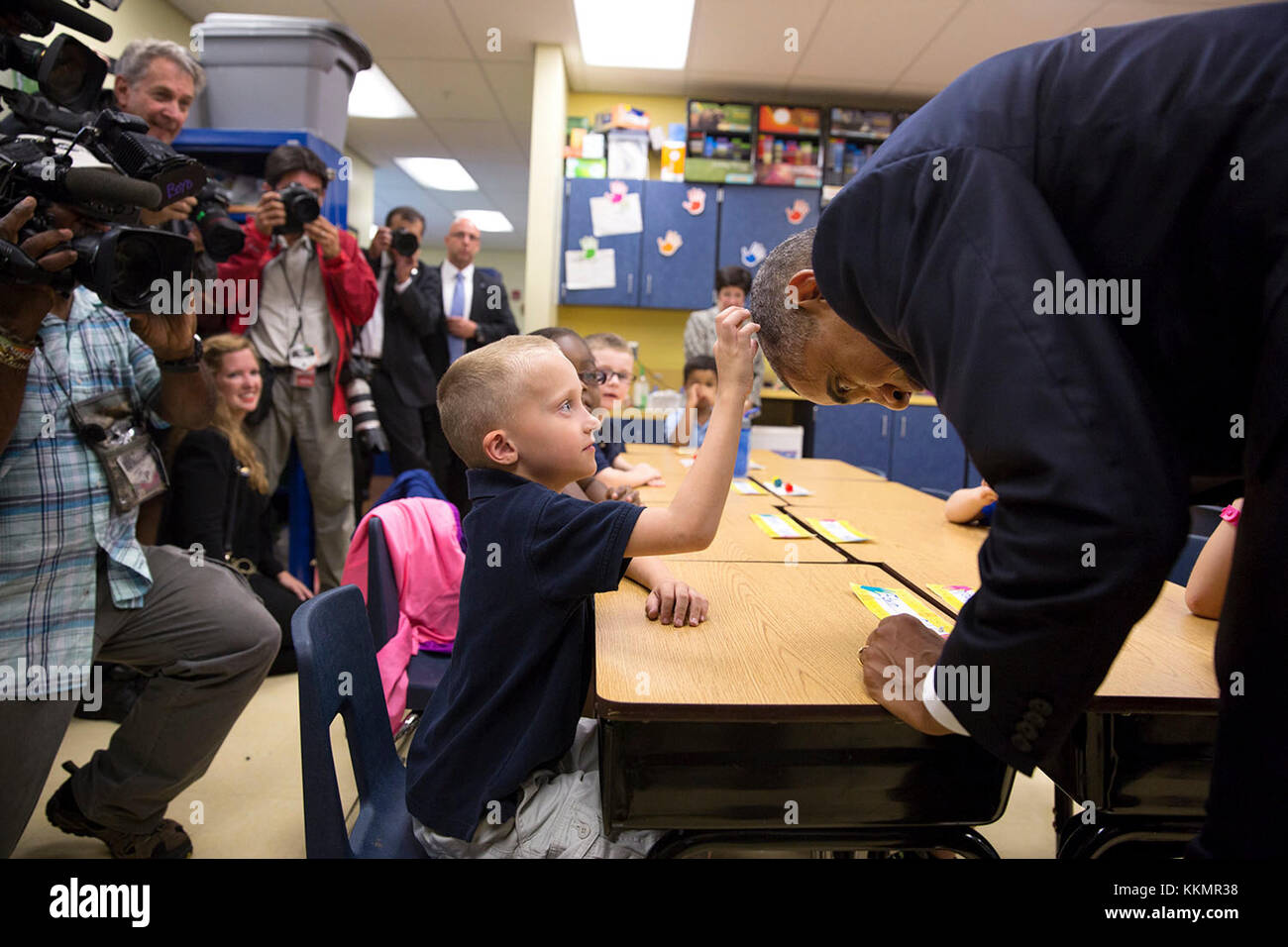Präsident Barack Obama erlaubt ersten Grader edwin Kaleb seine Haare in einem Klassenzimmer Besuchen am Clarence zu berühren der Grundschule an der macdill Air Force Base in Tampa, Fla., Sept.. 17., 2014. Stockfoto