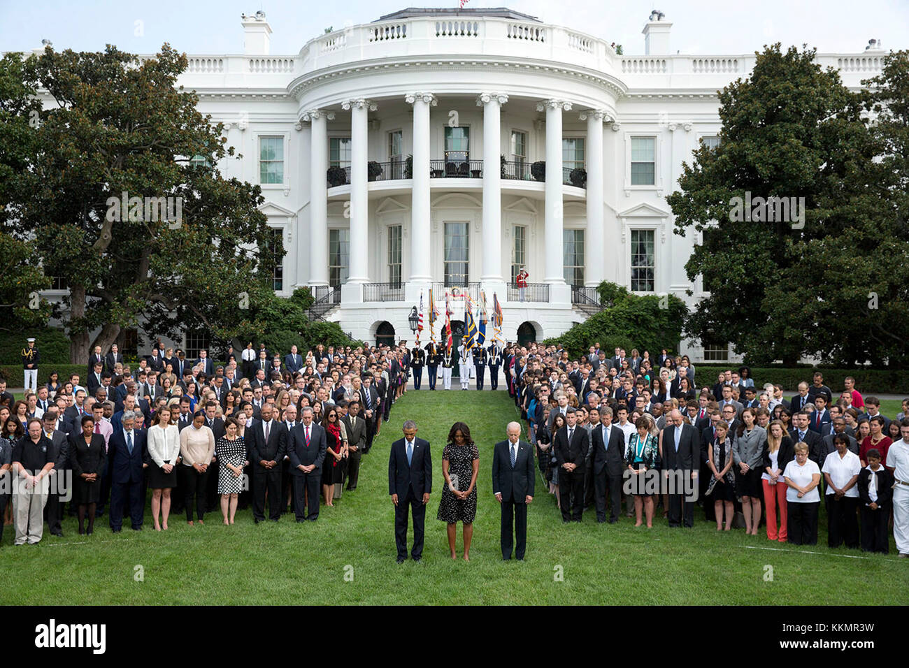 Präsident Barack Obama, der First Lady Michelle Obama und Vizepräsident Joe Biden melden Sie Personal des Weißen Hauses auf dem Südrasen des Weißen Hauses einen Moment der Stille zu beobachten, Kennzeichnung der 13. Jahrestag der Anschläge des 11., September. 11, 2014. Stockfoto