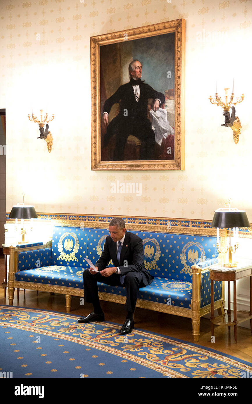 Präsident Barack Obama schaut über seine Notizen in das blaue Zimmer vor den USA - Afrika Leaders Summit Abendessen im Weißen Haus, Aug. 5, 2014. Stockfoto
