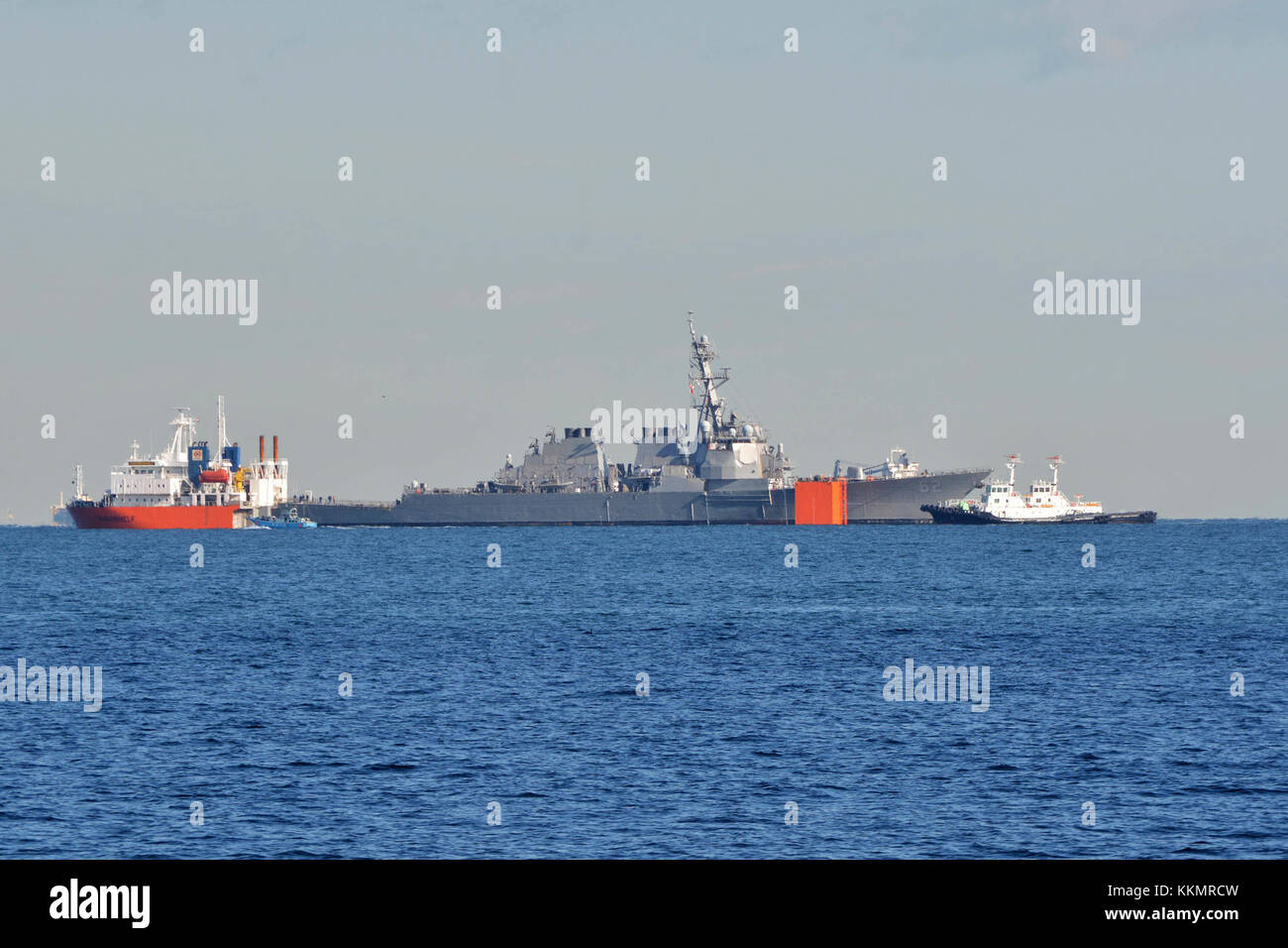 171124-N-XN 177-352 Yokosuka, Japan - der Arleigh-burke-Klasse Lenkwaffen-zerstörer USS Fitzgerald (DDG62) ist auf die Heavy lift Transport Schiff MV Transshelf geladen. Transshelf transport Fitzgerald in Pascagoula, Mississippi für Reparaturen. (U.S. Marine Foto von Mass Communication Specialist 1. Klasse Peter Burghart/Freigegeben) Stockfoto