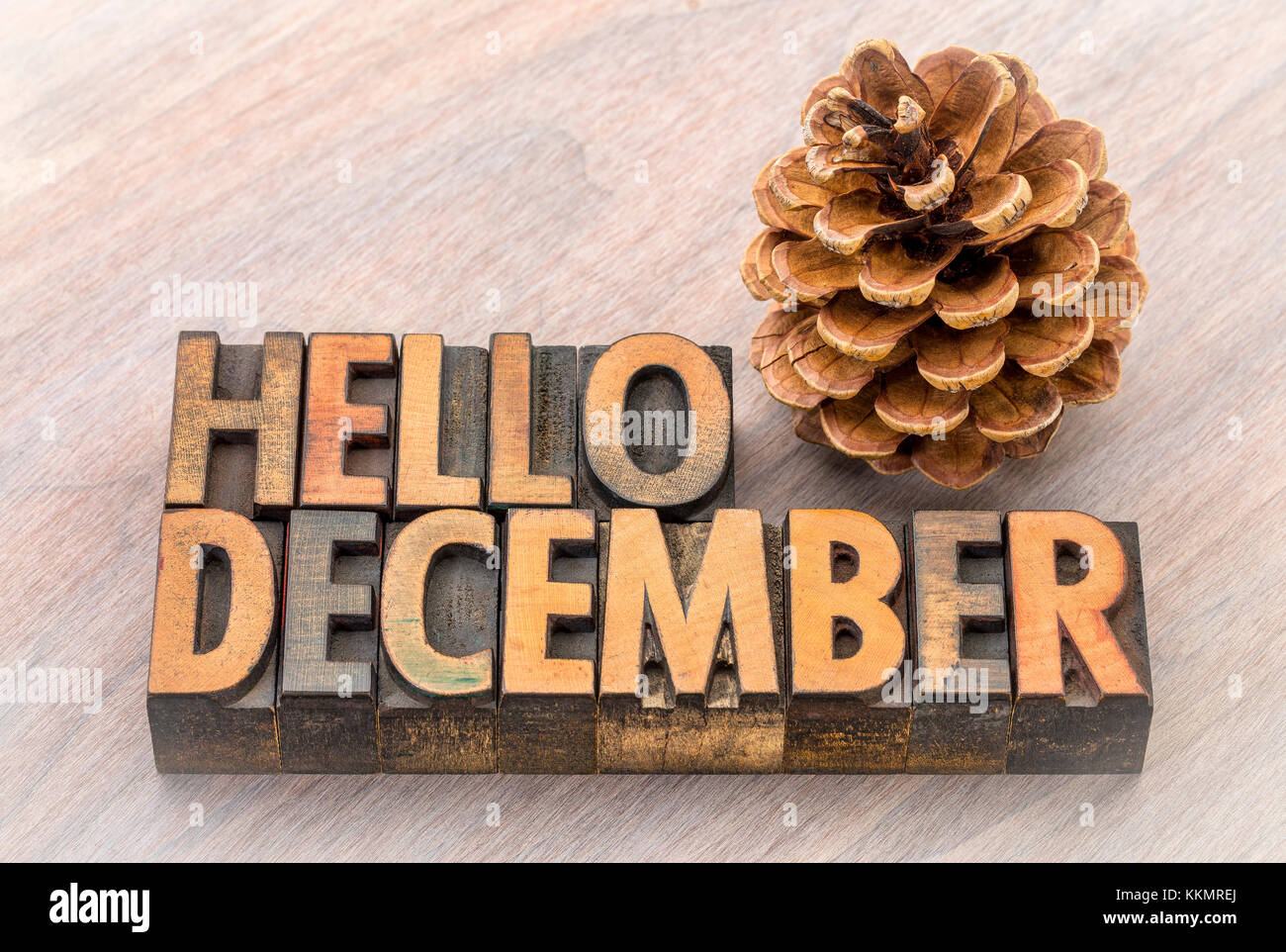 Hallo Dezember Grußkarte - vintage Buchdruck Holz Bausteine gegen gemasertem Holz Stockfoto