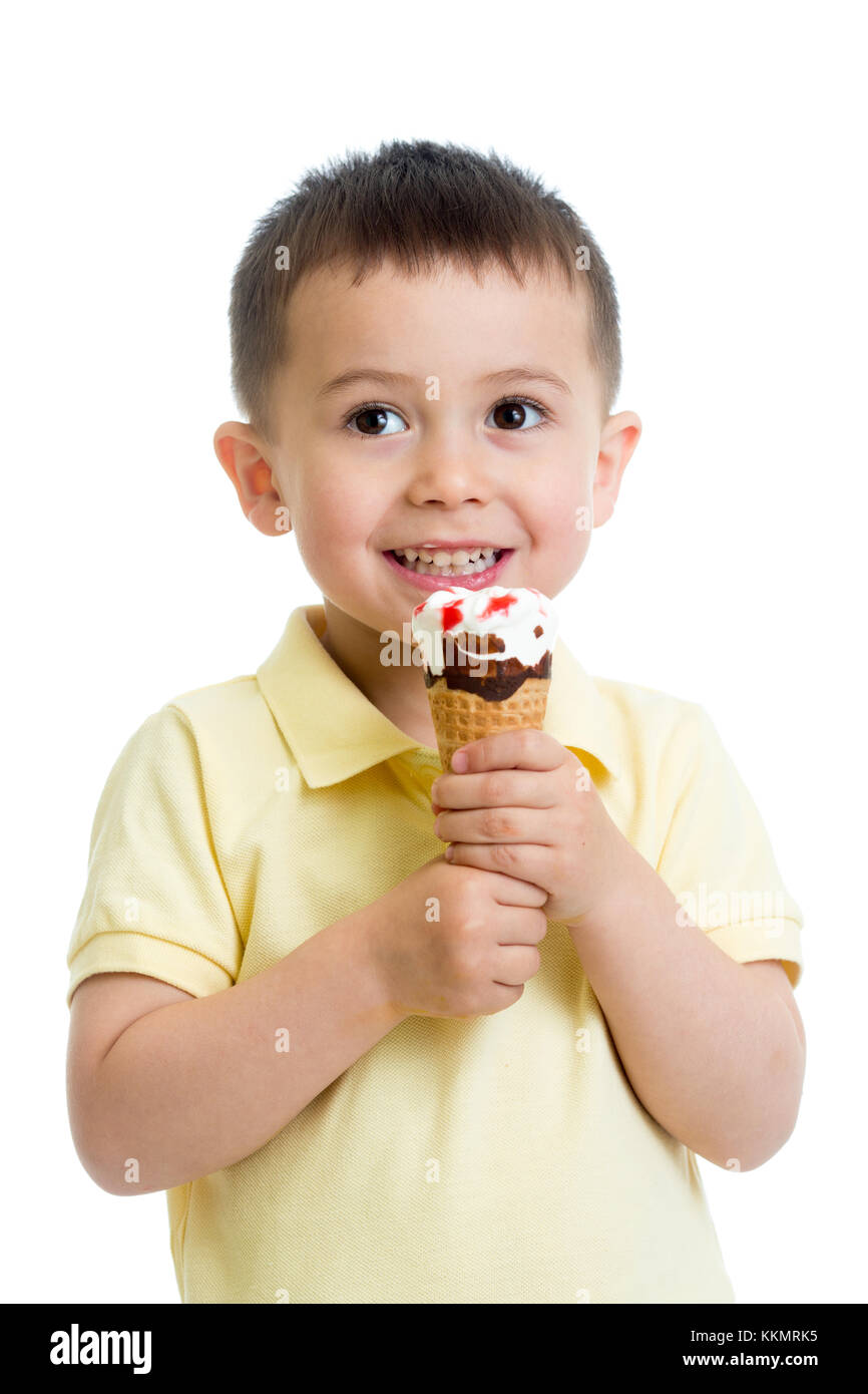 Kid Boy isoliert auf weißem Eis essen Stockfoto