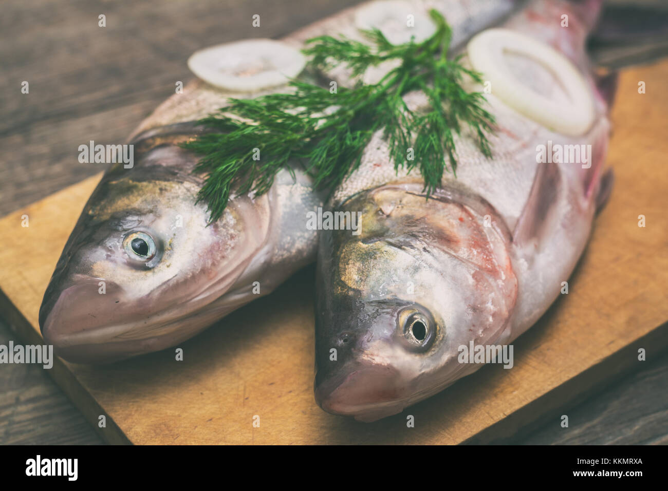 Frische Fische auf einem Holztisch Stockfoto