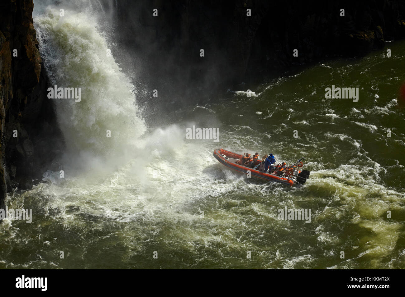 Touristenboot unter Iguazu Falls, Brasilien - Argentinien Grenze, Südamerika Stockfoto