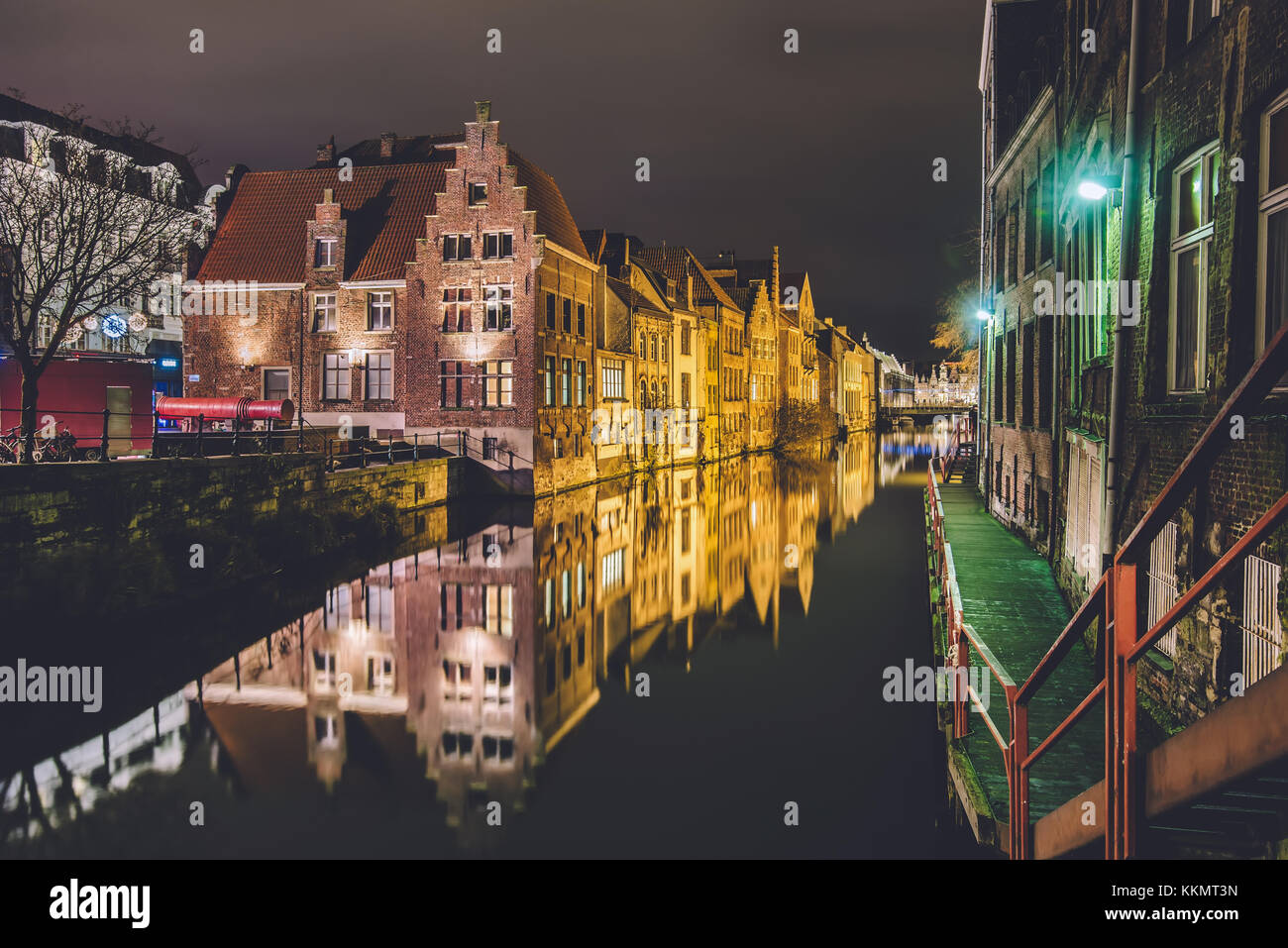 Gent Kaufmannshäuser und Canal bei Nacht Stockfoto