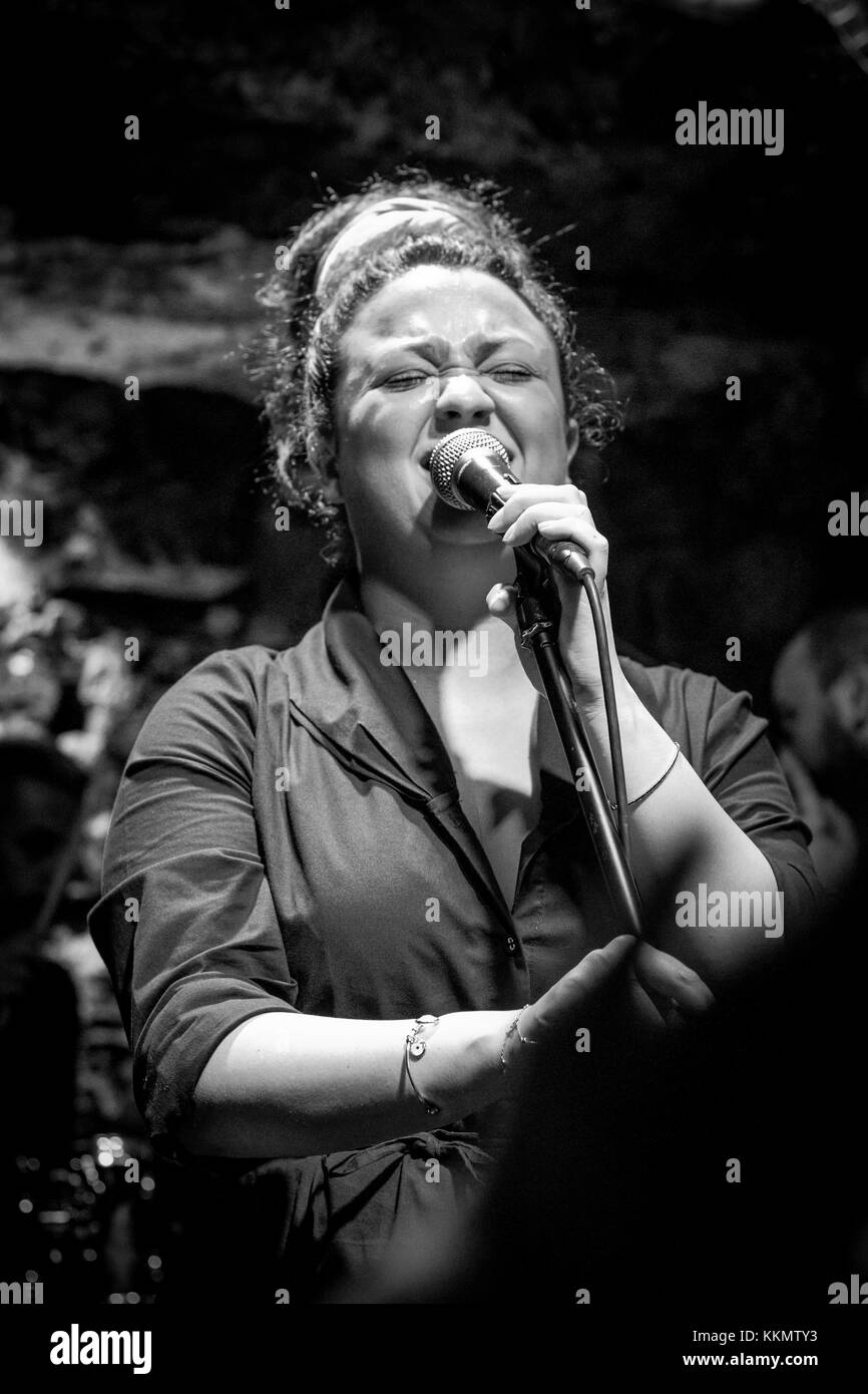 Antalya, Türkei - April 10,2017: Türkische band Evet Ne Söylüyorduk Vocal Ayçin Asan, führt live auf der Bühne während eines Konzertes Stockfoto