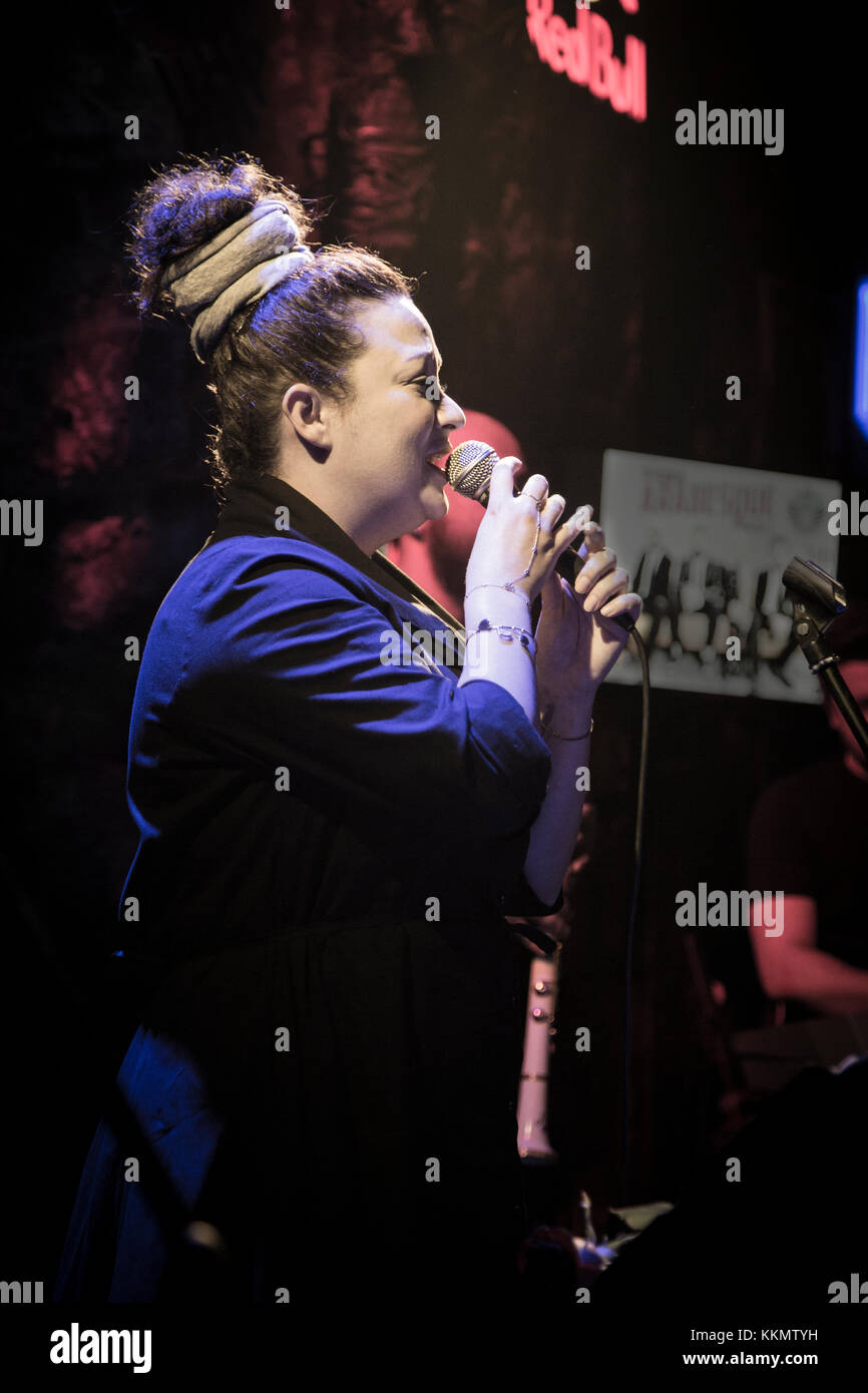 Antalya, Türkei - April 10,2017: Türkische band Evet Ne Söylüyorduk Vocal Ayçin Asan, führt live auf der Bühne während eines Konzertes Stockfoto