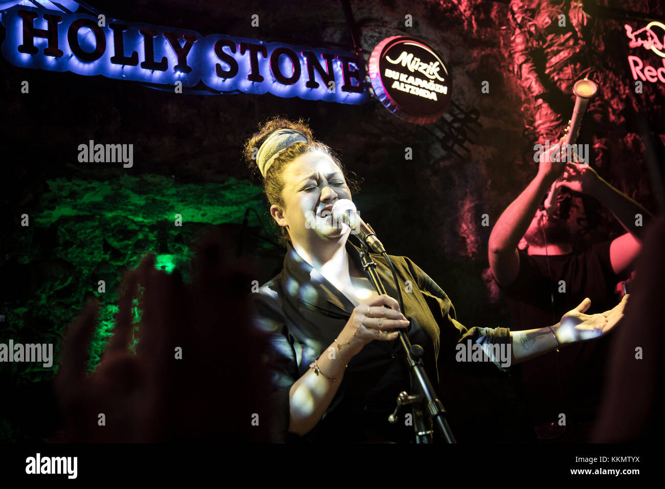 Antalya, Türkei - April 10,2017: Türkische band Evet Ne Söylüyorduk Vocal Ayçin Asan, führt live auf der Bühne während eines Konzertes Stockfoto