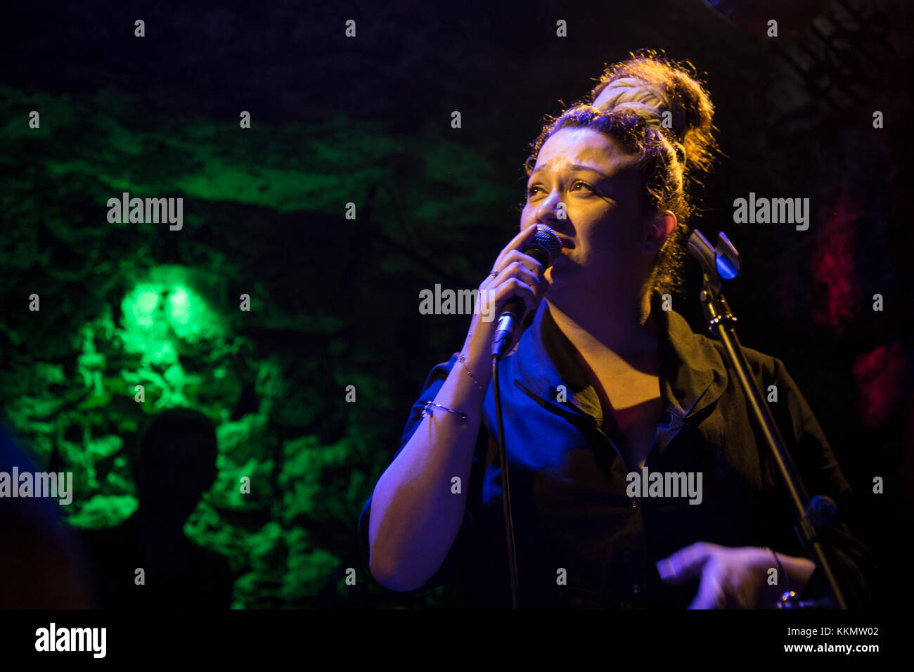 Antalya, Türkei - April 10,2017: Türkische band Evet Ne Söylüyorduk Vocal Ayçin Asan, führt live auf der Bühne während eines Konzertes Stockfoto