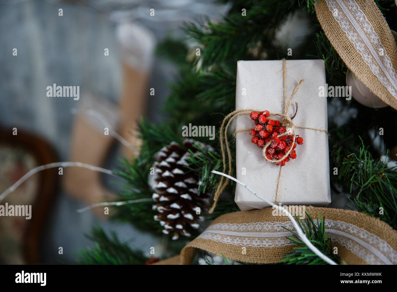 Weihnachtsbaum mit Spielzeug und Dekorationen in der Innenarchitektur im Zimmer Stockfoto