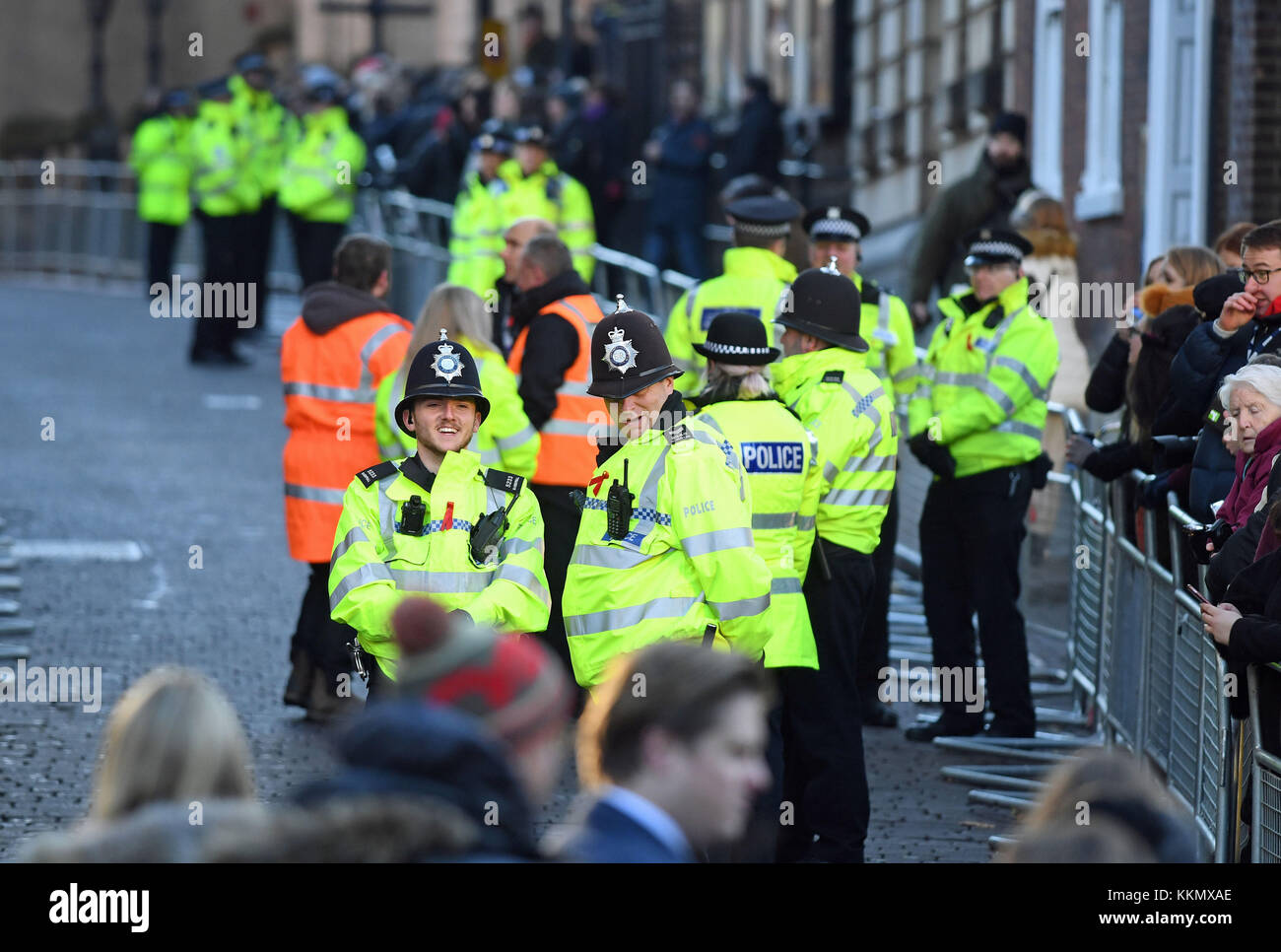 Die Polizei außerhalb des Zeitgenössischen in Nottingham, Nottingham, vor einem Besuch von Prinz Harry und Meghan Markle zu einem Terrence Higgins Trust Welt-AIDS-Tag liebe Messe auf ihrem ersten offiziellen Engagement zusammen. Stockfoto