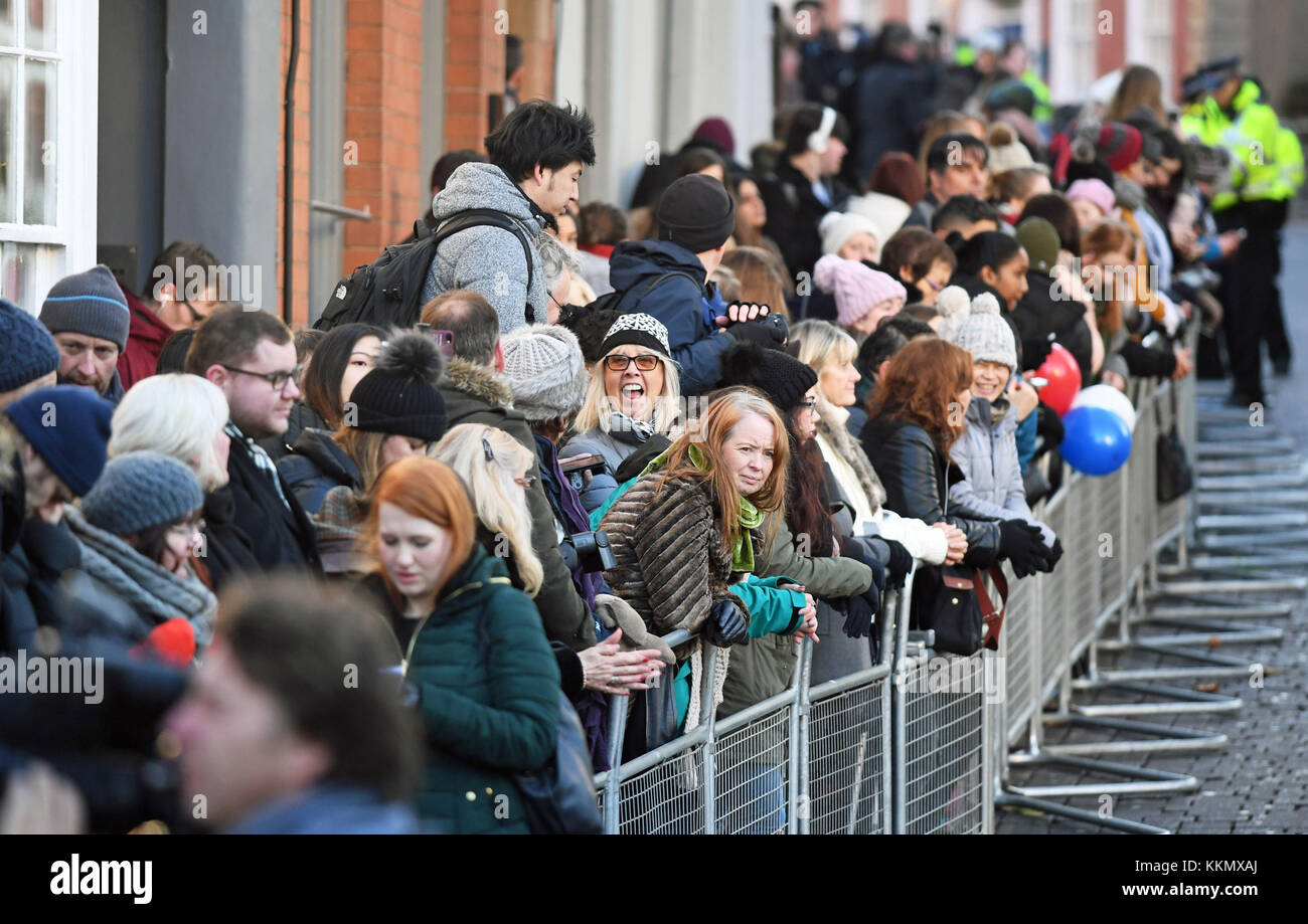 Menschenmengen sammeln außerhalb des Zeitgenössischen in Nottingham, Nottingham, vor einem Besuch von Prinz Harry und Meghan Markle zu einem Terrence Higgins Trust Welt-AIDS-Tag liebe Messe auf ihrem ersten offiziellen Engagement zusammen. Stockfoto