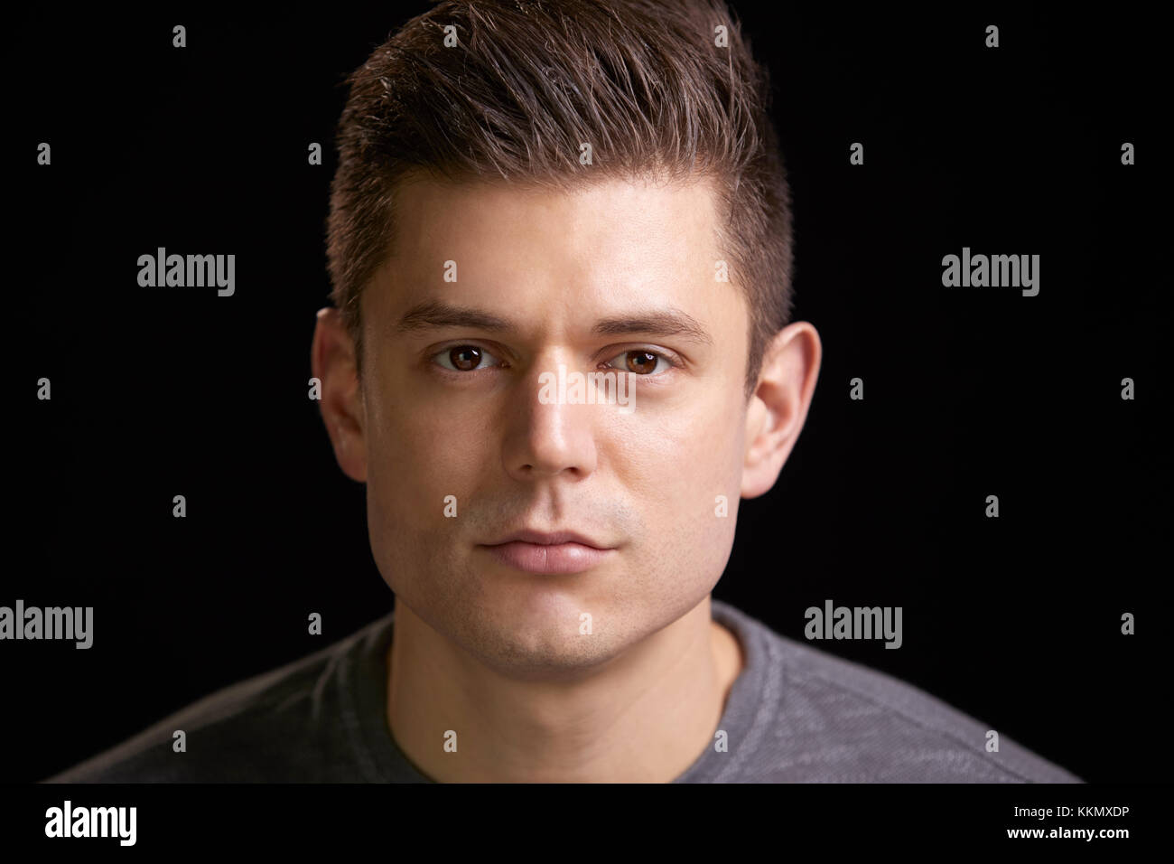 Portrait einer jungen weißen Mann zu Kamera suchen Stockfoto