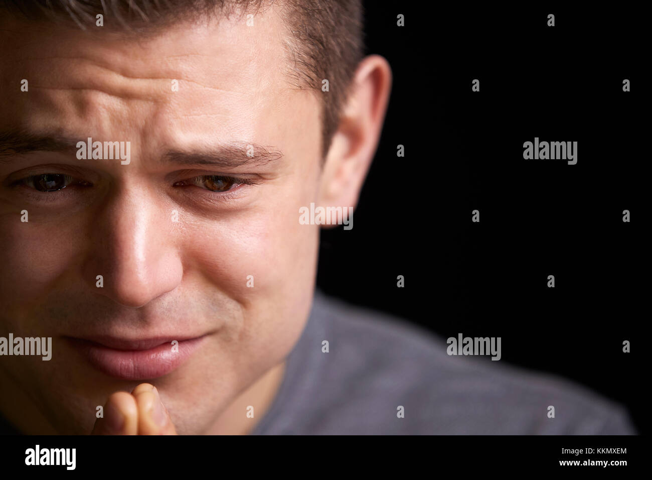 Nahaufnahme des weinenden jungen weißen Mann nach unten, horizontal Stockfoto