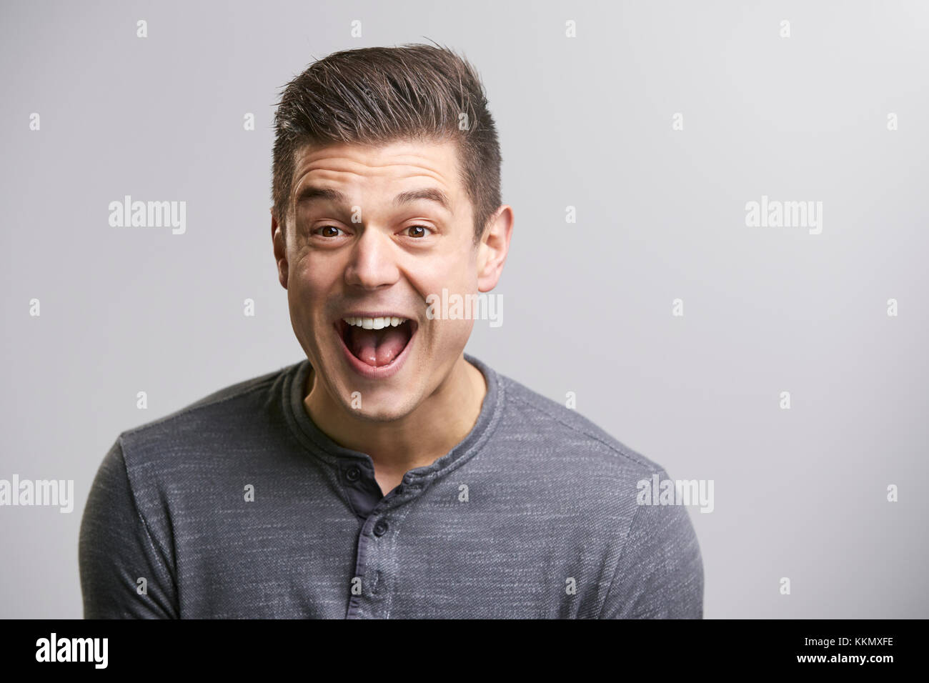 Porträt eines lachenden Jungen weißen Mann zu Kamera suchen Stockfoto