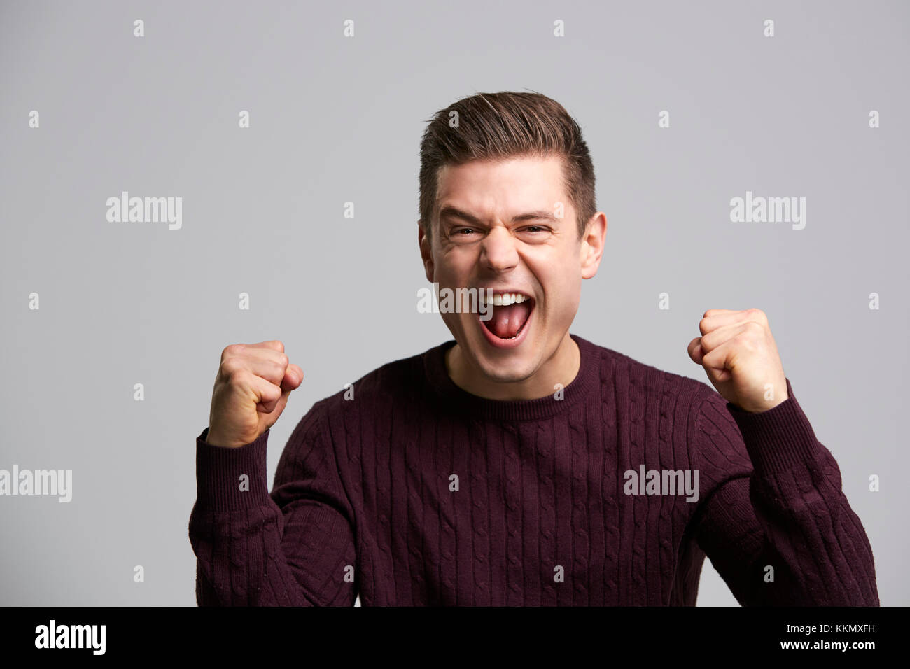 Porträt einer jungen weißen Mann zu feiern Kamera suchen Stockfoto