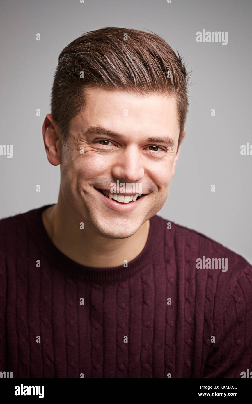 Porträt eines lächelnden jungen weißen Mann zu Kamera suchen Stockfoto