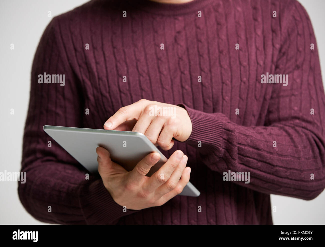 Junge weiße Mann mit einem Tablet-PC, mittlere Partie Stockfoto