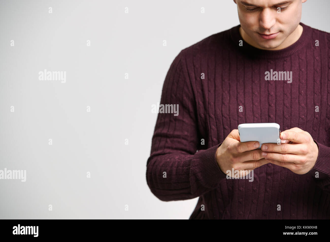 Nahaufnahme, Porträt einer jungen weißen Mann mit einem Smartphone Stockfoto