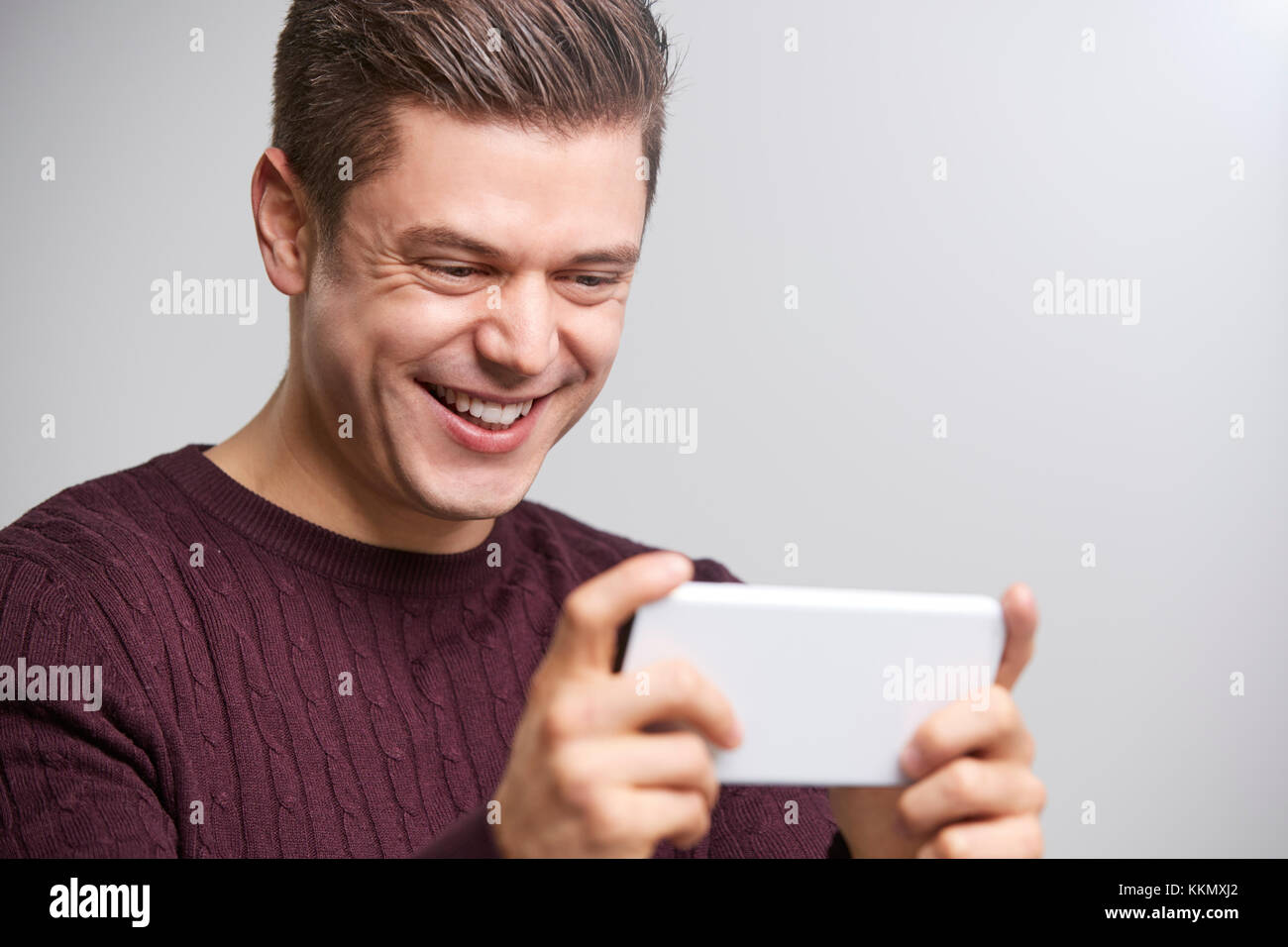 Nahaufnahme der jungen weißen Mann unter selfie mit einem Smartphone Stockfoto
