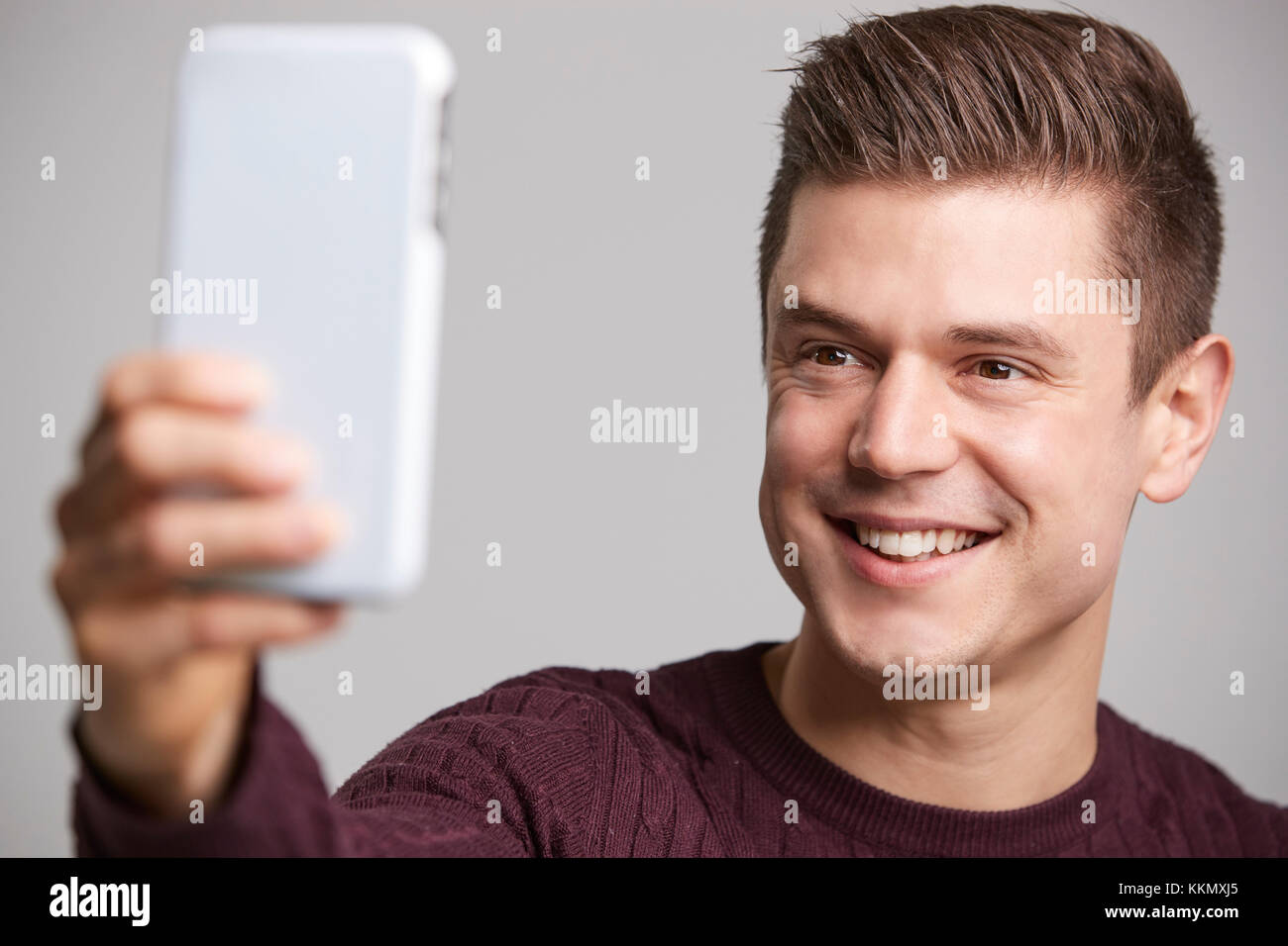 Nahaufnahme von einem jungen Mann mit einem selfie mit seinem Smartphone Stockfoto