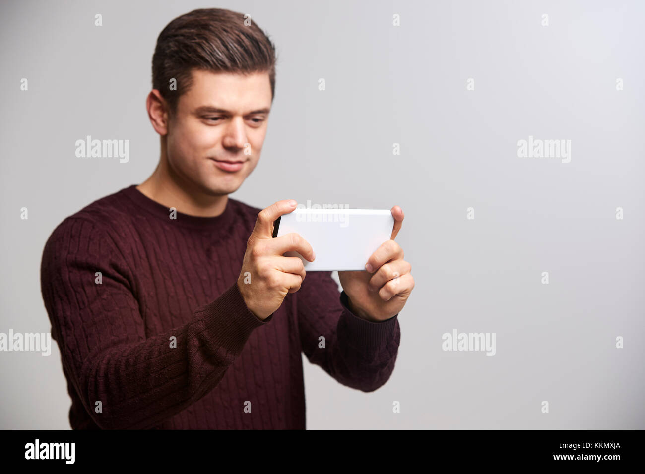 Junge weiße Mann einen selfie mit seinem Smartphone Stockfoto