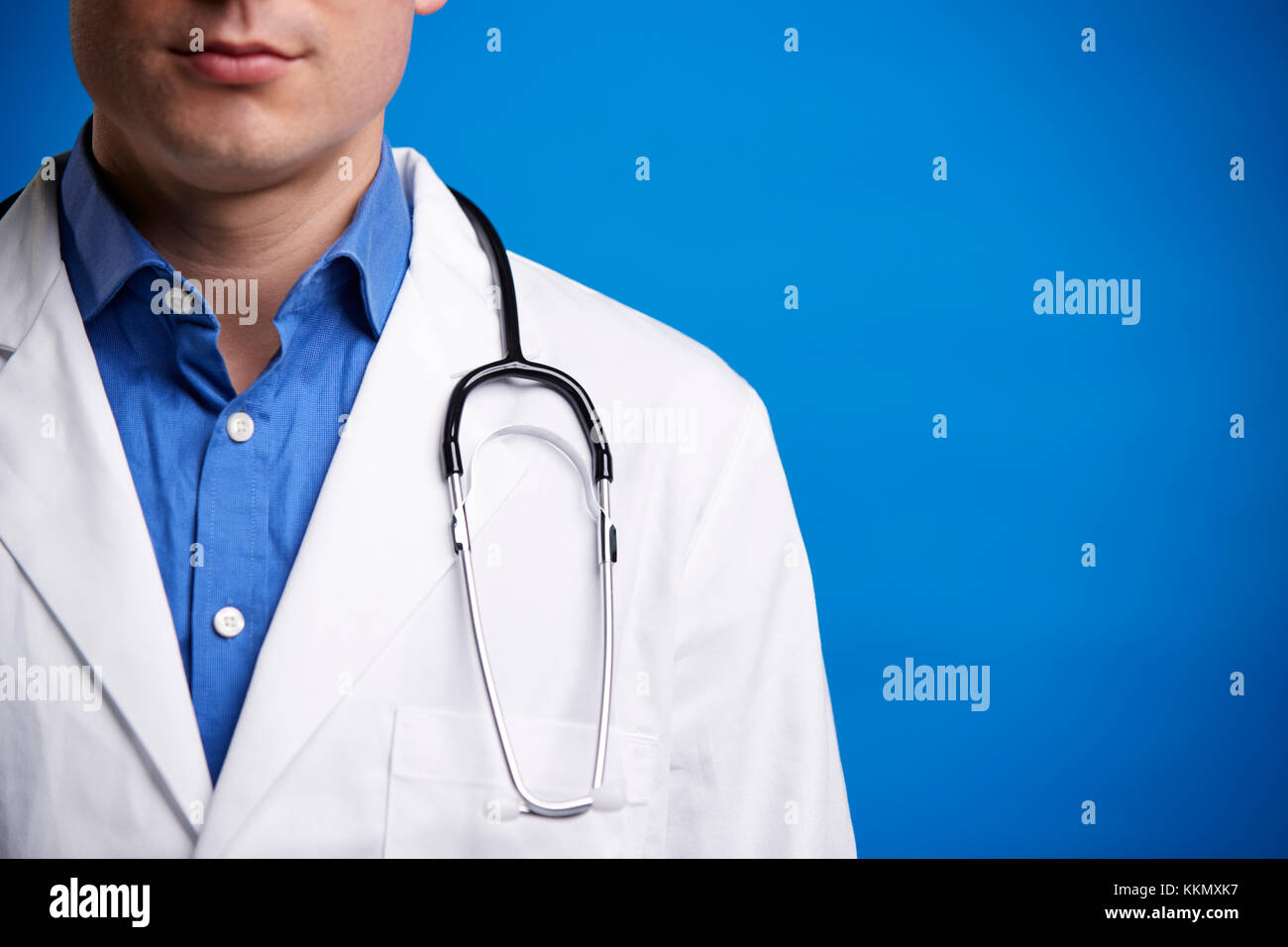 Jungen weißen männlichen Arzt mit Stethoskop, 7/8-portrait Stockfoto
