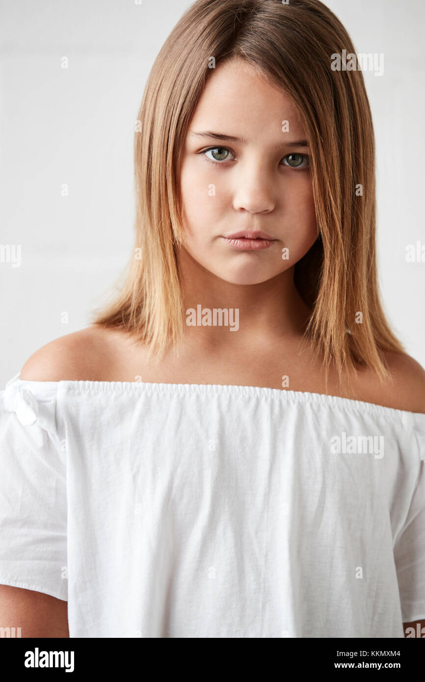 Portrait von Stilvollen junge Girl posiert im Studio gegen Weiße Stockfoto