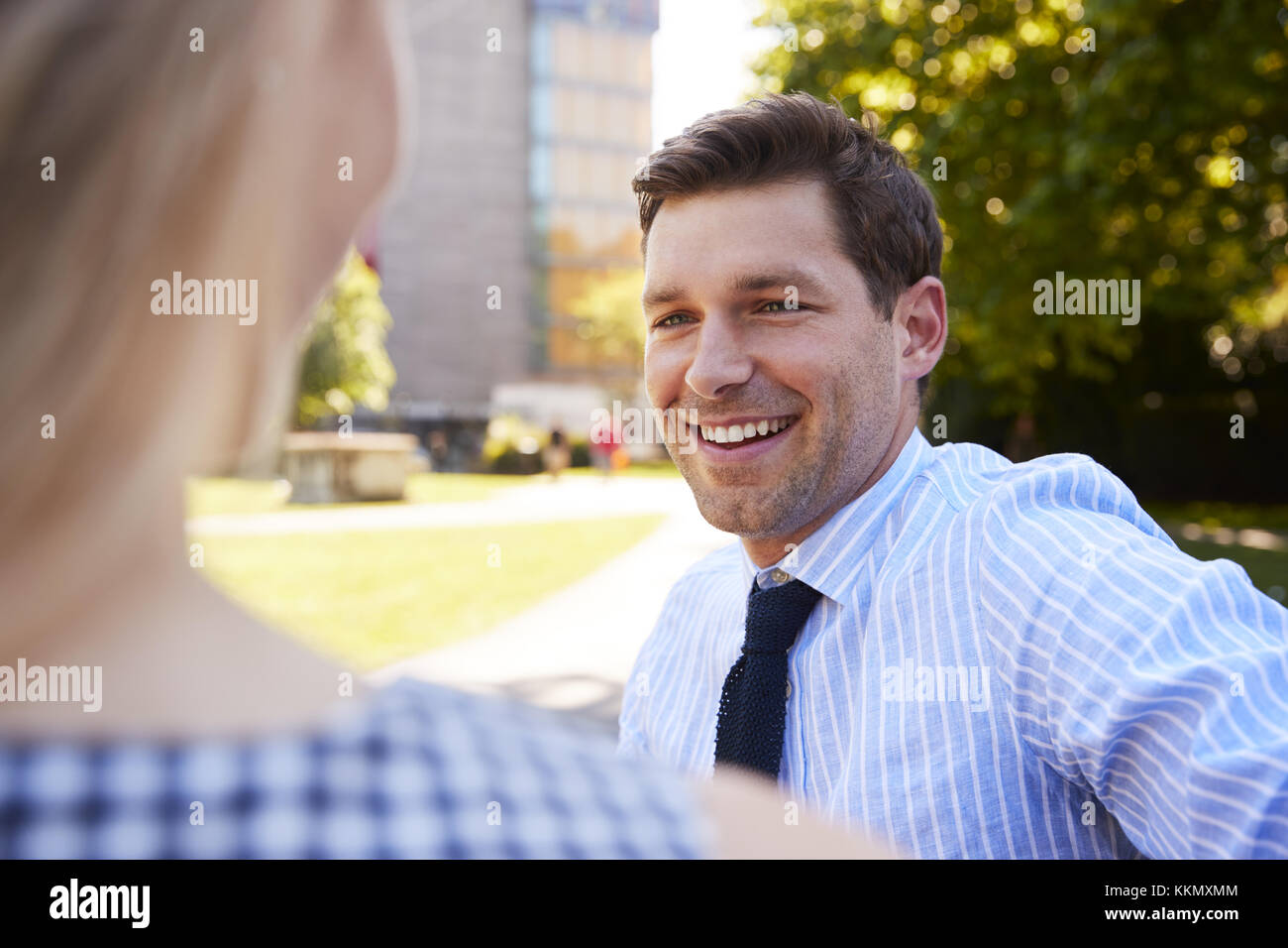 Unternehmer im Gespräch mit Kollegin in die Pause im Park Stockfoto