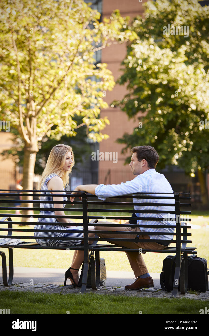 Unternehmer im Gespräch mit Kollegin in die Pause im Park Stockfoto Unternehmer im Gespräch mit Kollegin in die Pause im Park Stockfoto