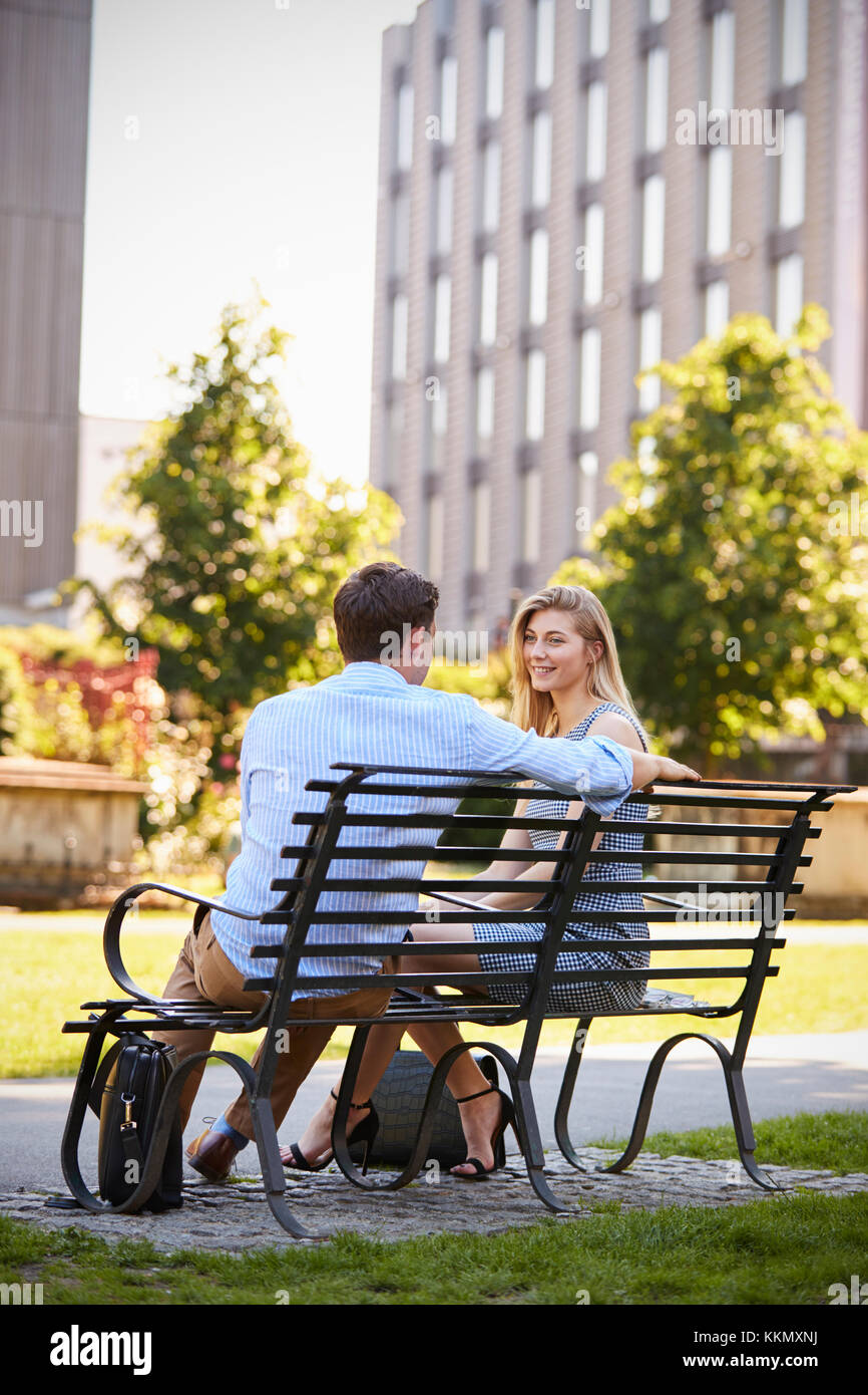 Unternehmer im Gespräch mit Kollegin in die Pause im Park Stockfoto Unternehmer im Gespräch mit Kollegin in die Pause im Park Stockfoto