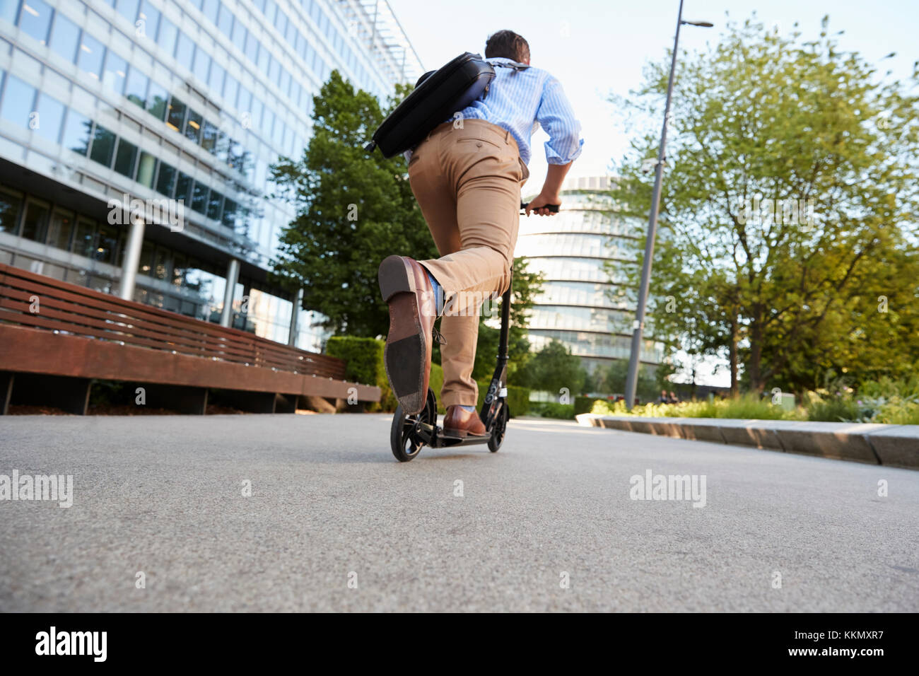 Junge Unternehmer Pendeln zur Arbeit durch die Stadt auf Scooter Stockfoto