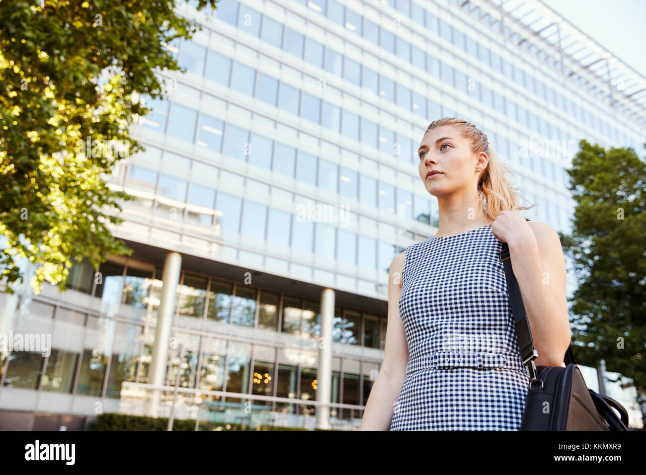 Geschäftsfrau vorbei gehen Moderne Stadt Büros auf Weg zur Arbeit Stockfoto