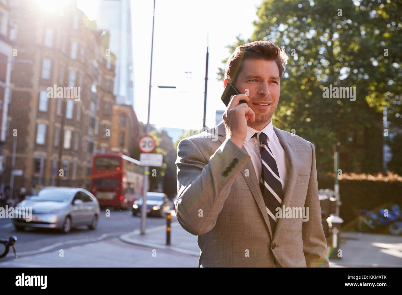 Unternehmer Gespräch am Handy zu Fuß entlang der Straße der Stadt Stockfoto