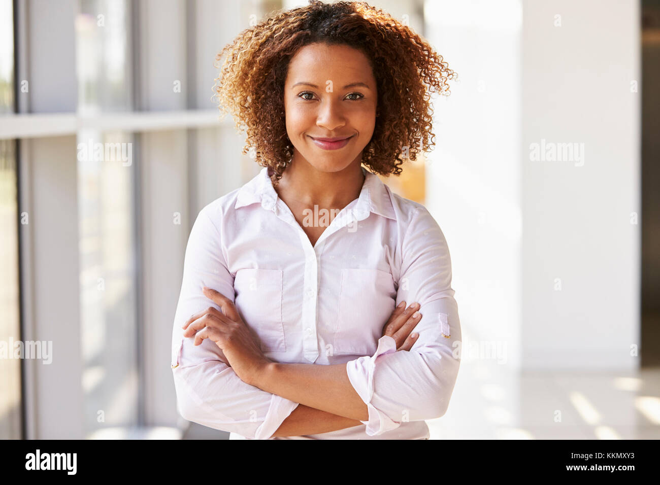 Portrait von lächelnden jungen Frau zu Kamera suchen Stockfoto